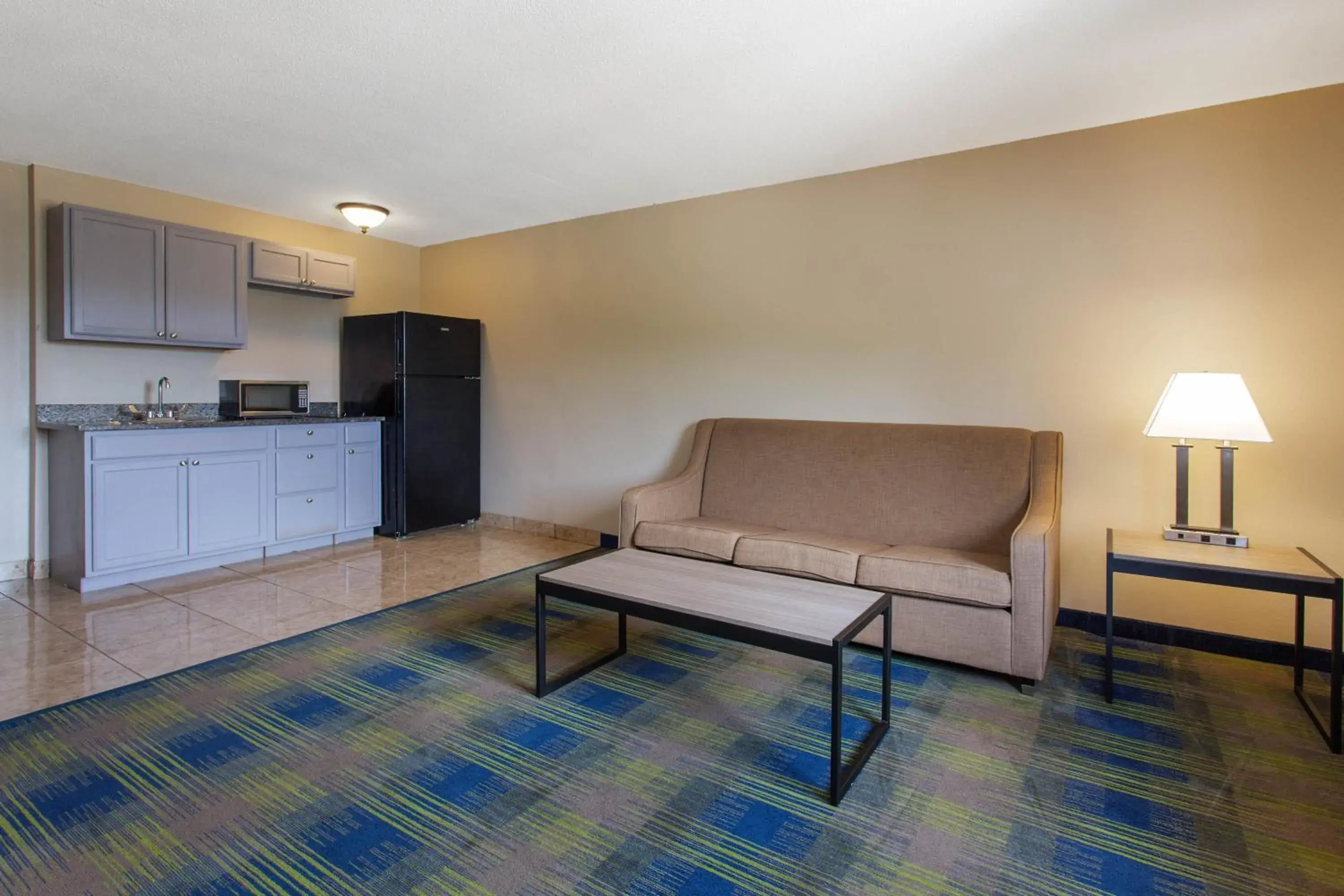 Seating Area in Super 8 by Wyndham Cromwell/Middletown