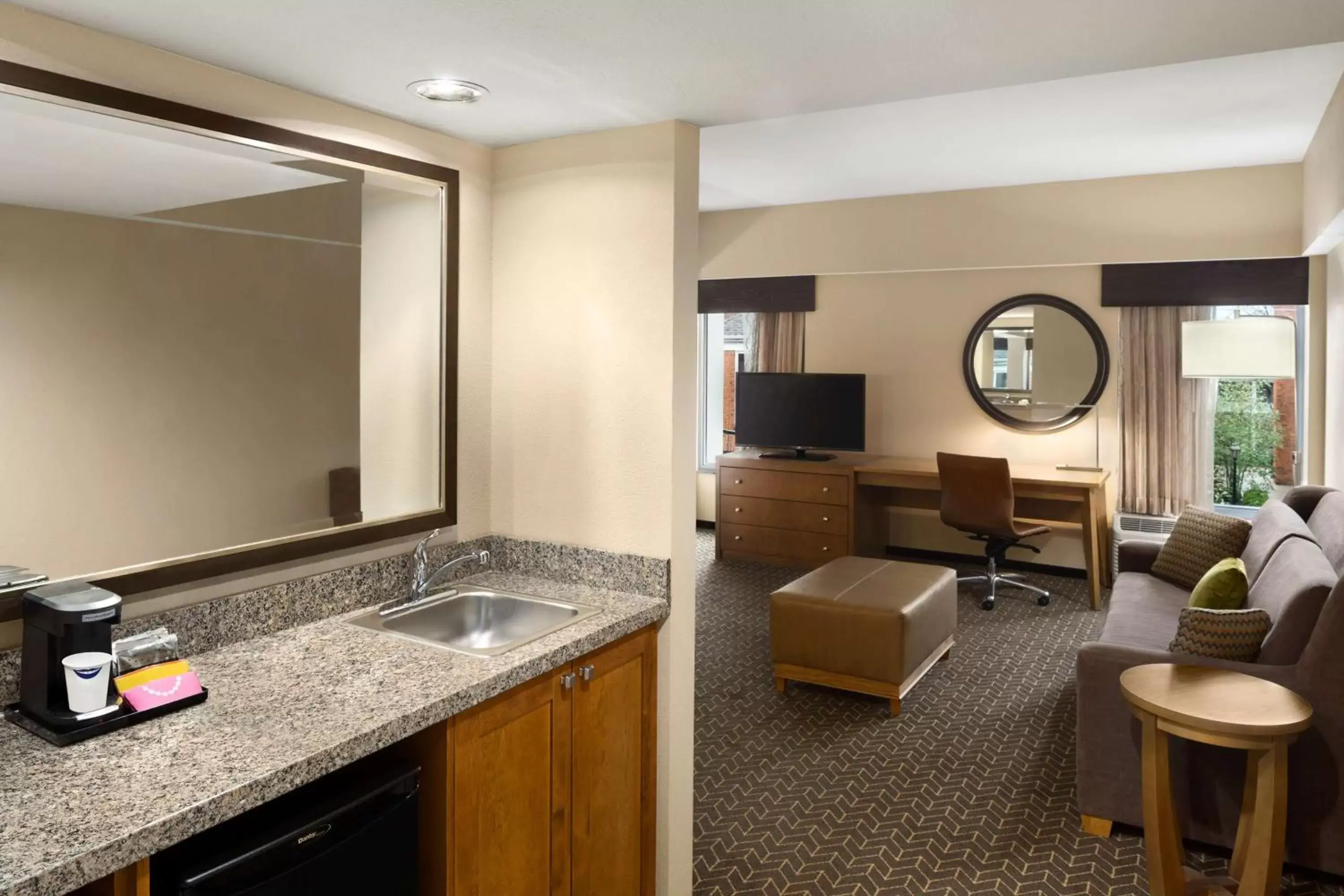 Living room, Kitchen/Kitchenette in Hampton Inn and Suites Clayton/St. Louis-Galleria Area