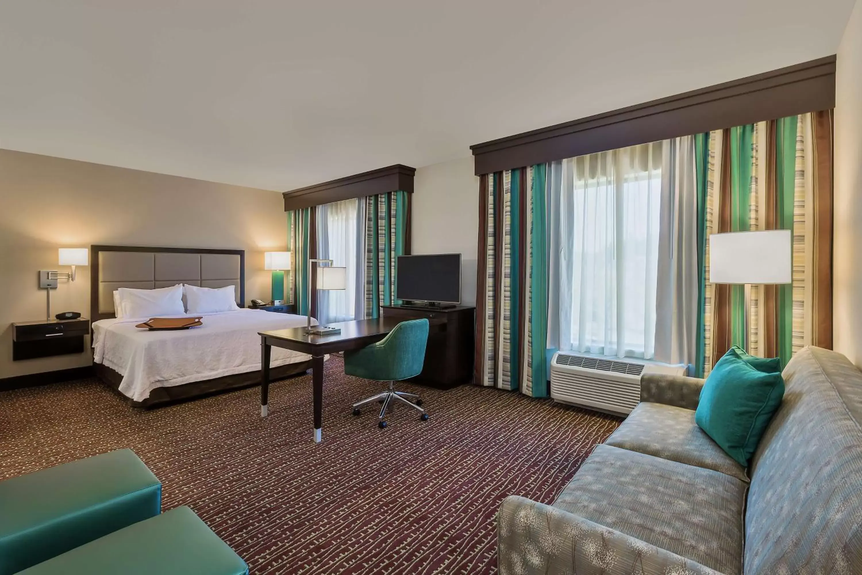 Bed in Hampton Inn & Suites Bend