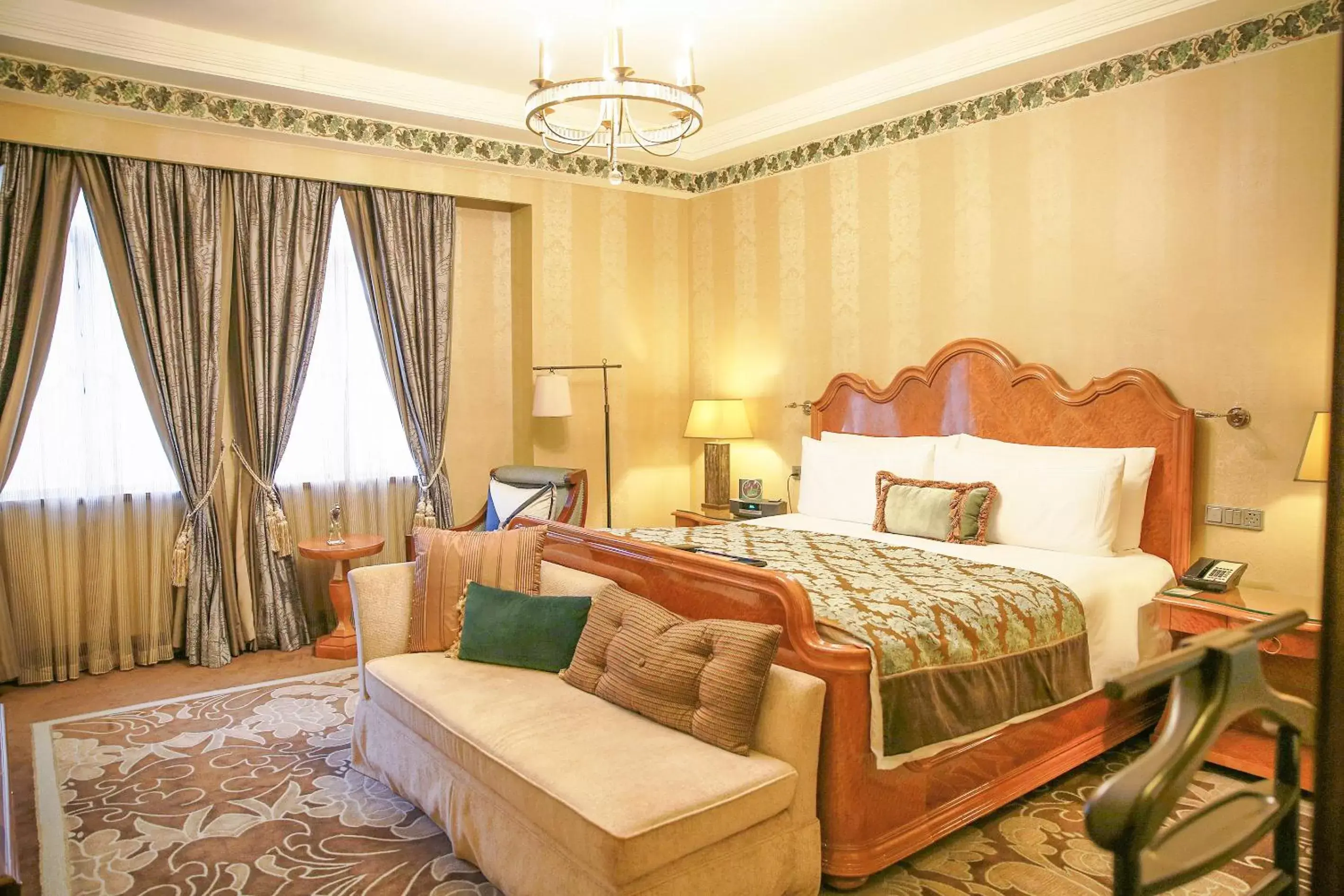 Bedroom in Fairmont Peace Hotel On the Bund (Start your own story with the BUND)