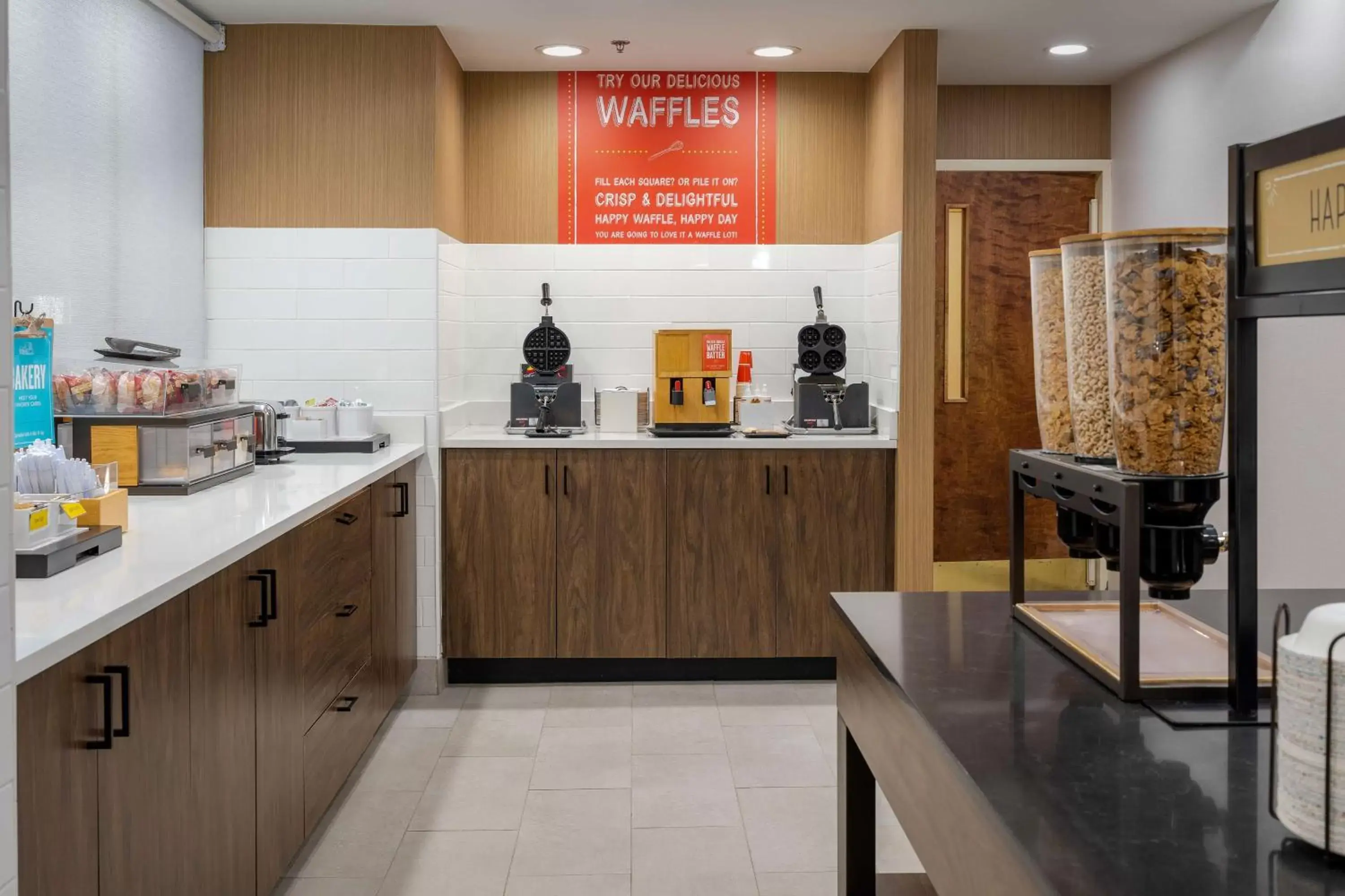 Breakfast, Kitchen/Kitchenette in Hampton Inn & Suites Alpharetta Roswell