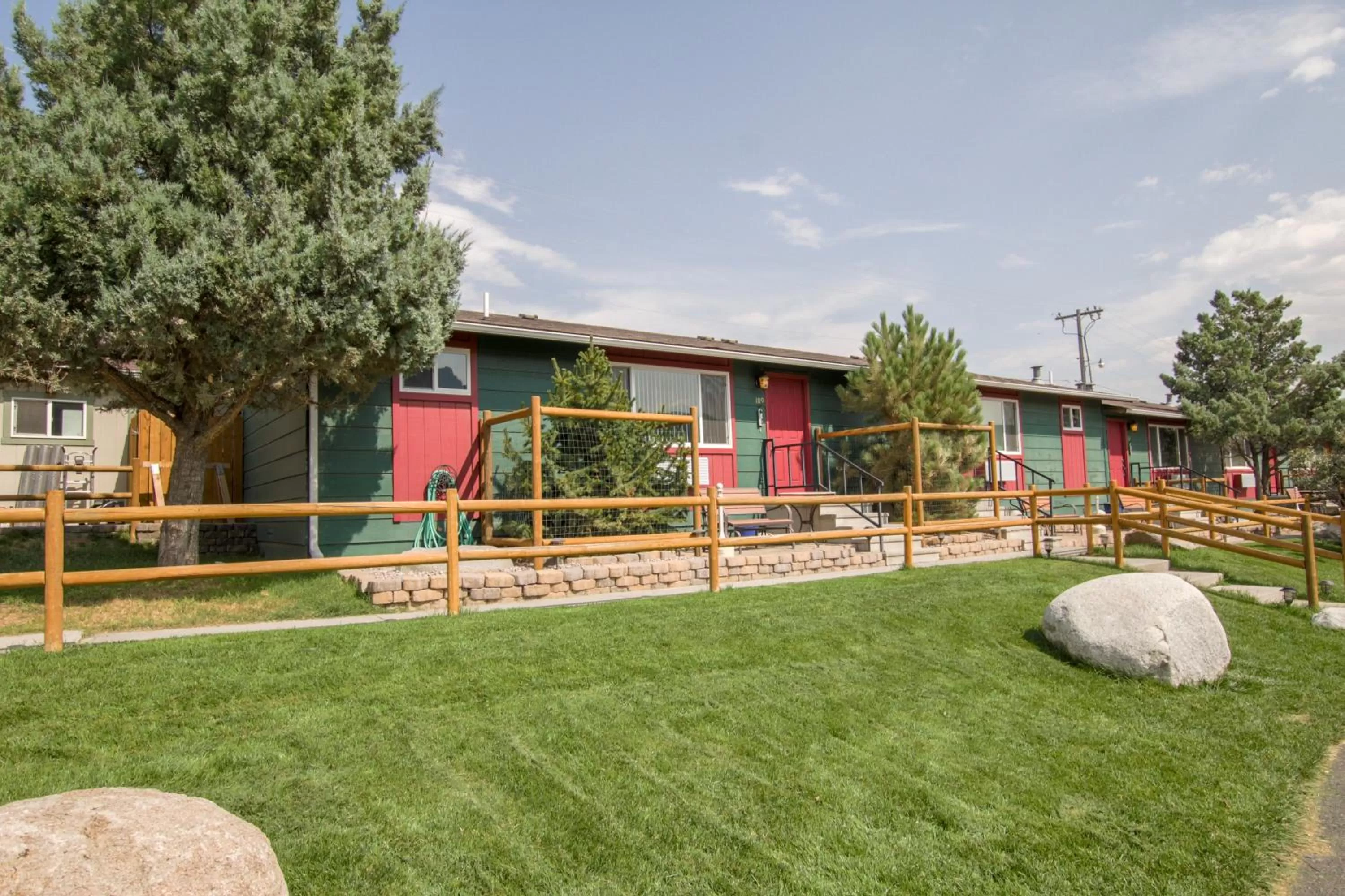 Property building in Yellowstone Gateway Inn