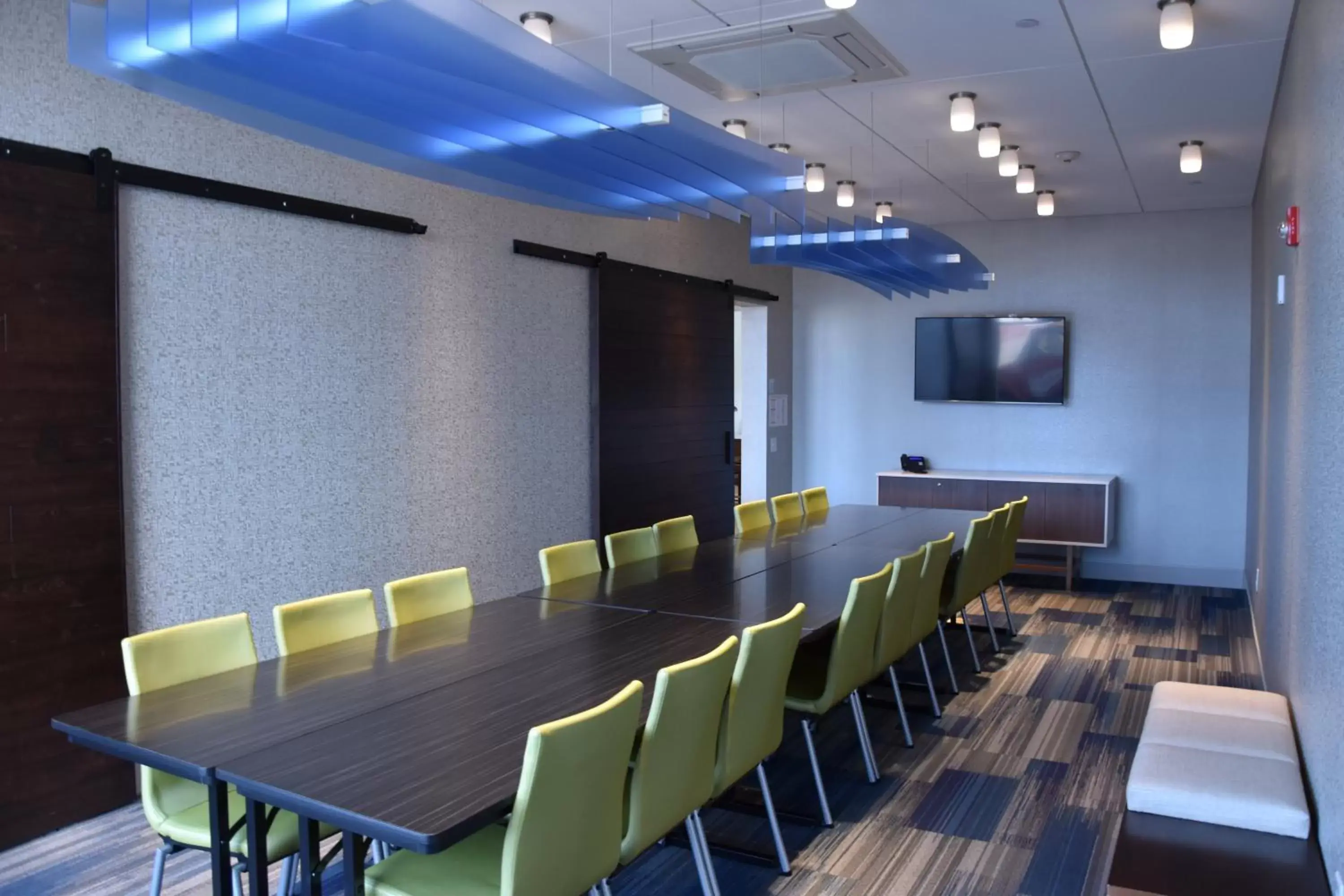 Meeting/conference room in Holiday Inn Express & Suites Johnstown, an IHG Hotel