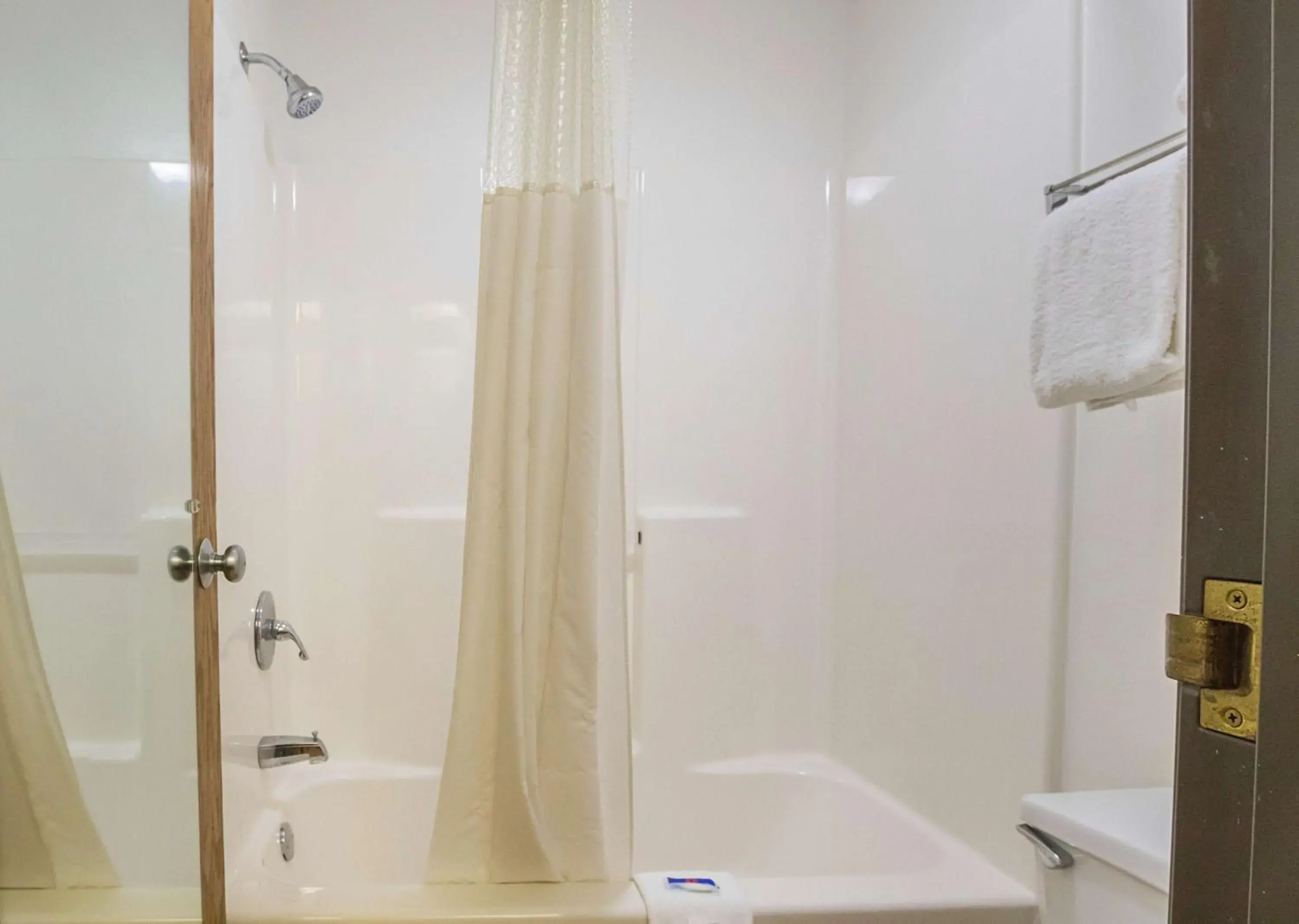 Shower, Bathroom in Motel 6-Waterloo, IA - Crossroads Mall - Cedar Falls