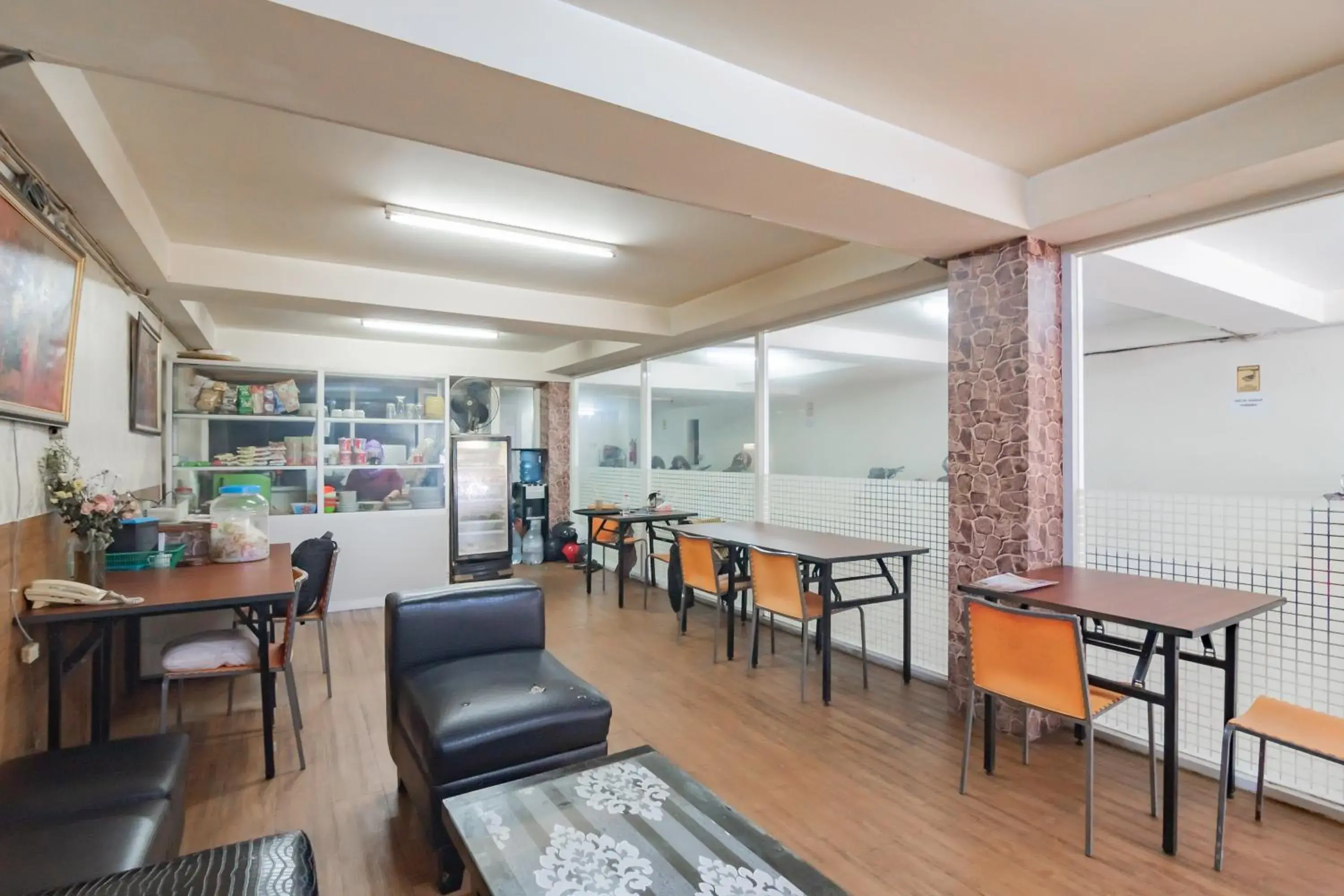 Restaurant/places to eat in RedDoorz near Gedung Sate 2 Restaurant/places to eat in RedDoorz near Gedung Sate 2