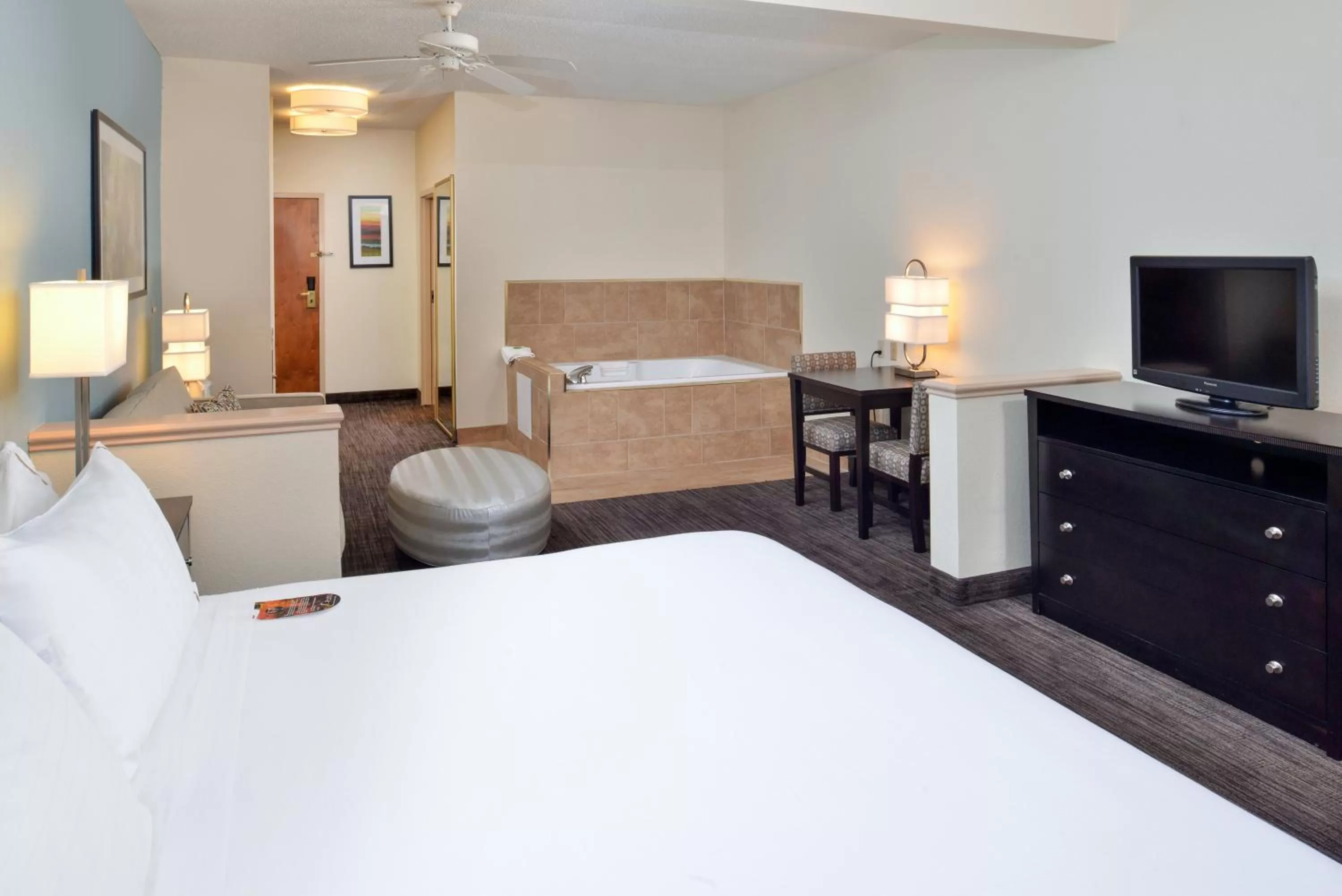 Photo of the whole room, Bed in Holiday Inn Express Hotel & Suites-Saint Joseph by IHG