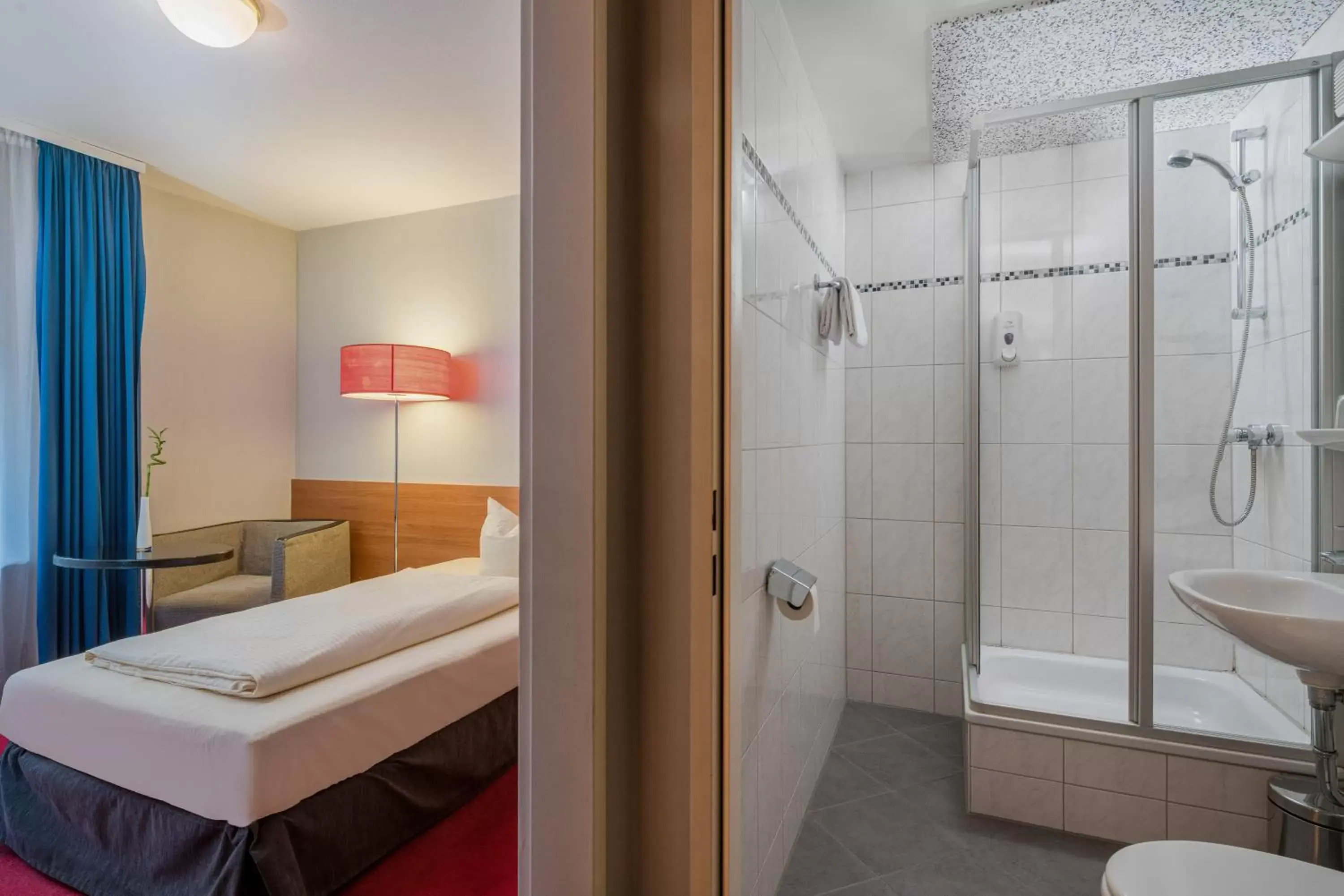 Photo of the whole room, Bathroom in Hotel Fidelio