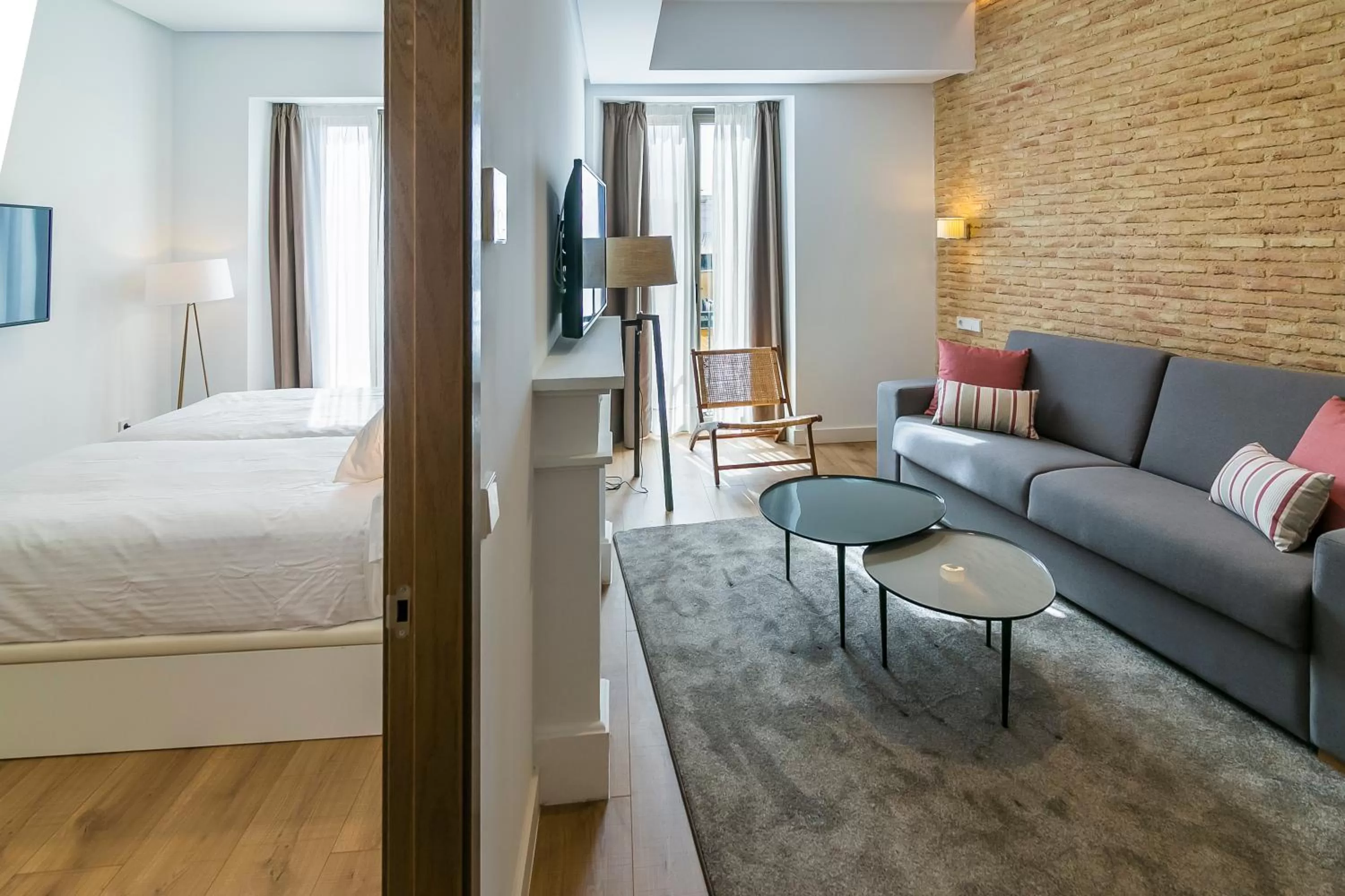 TV and multimedia, Bed in Aquitania Home Suites