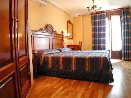 Photo of the whole room, Bed in Hotel del Pastor