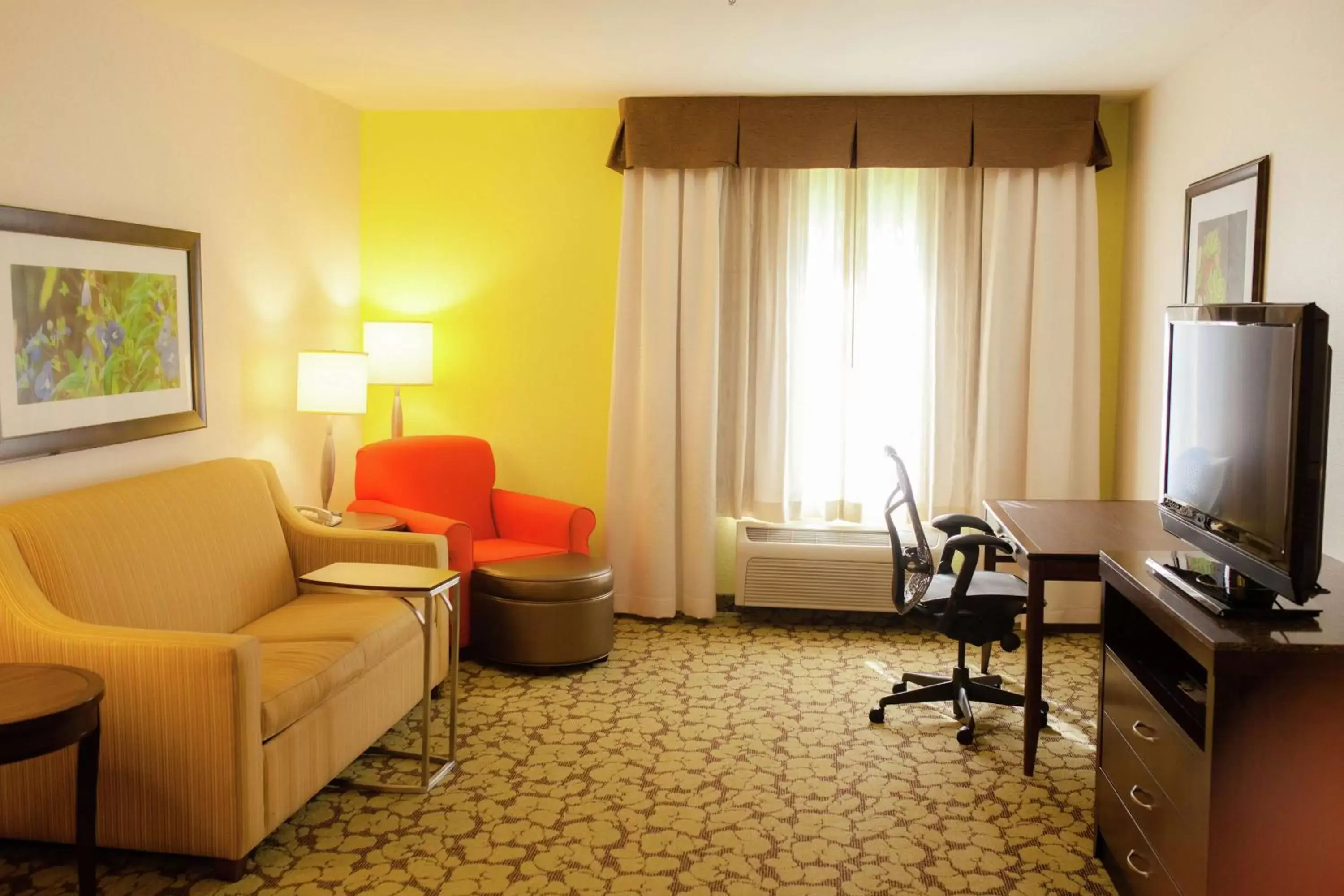 Bedroom, Seating Area in Hilton Garden Inn Redding