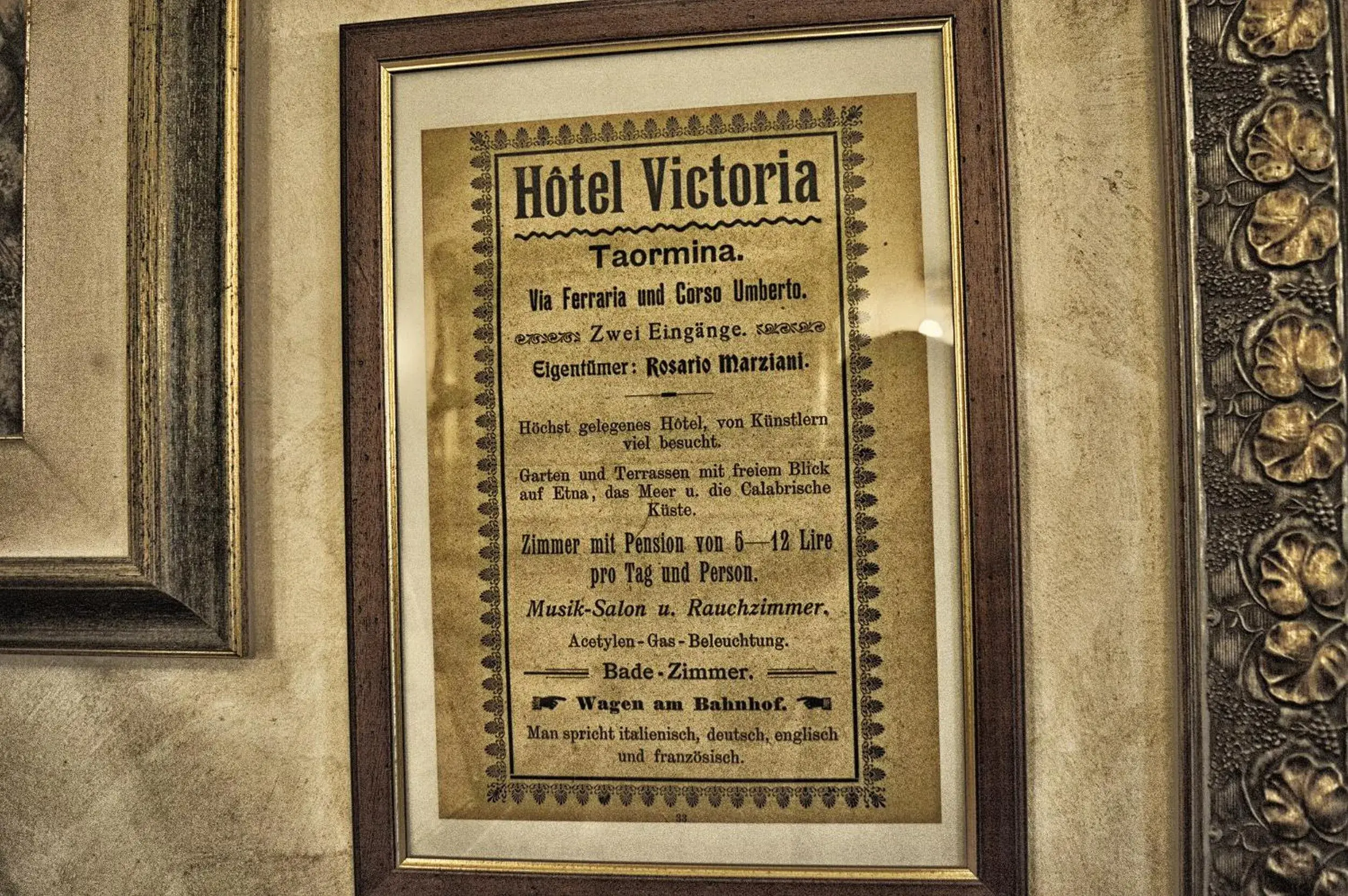 Logo/Certificate/Sign in Hotel Victoria