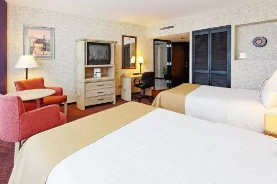 Photo of the whole room, Bed in Holiday Inn Monterrey-Parque Fundidora, an IHG Hotel