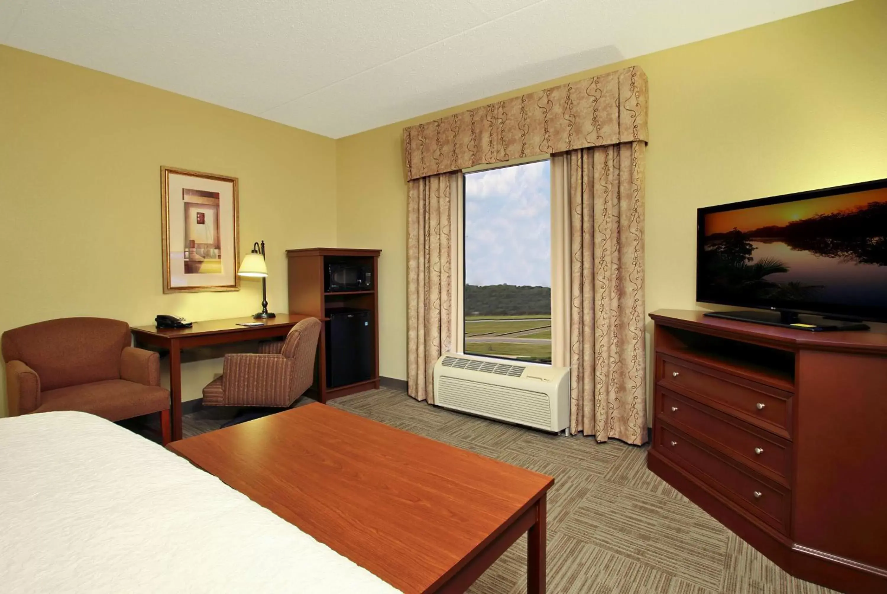 Bedroom, TV/Entertainment Center in Hampton Inn & Suites Madisonville
