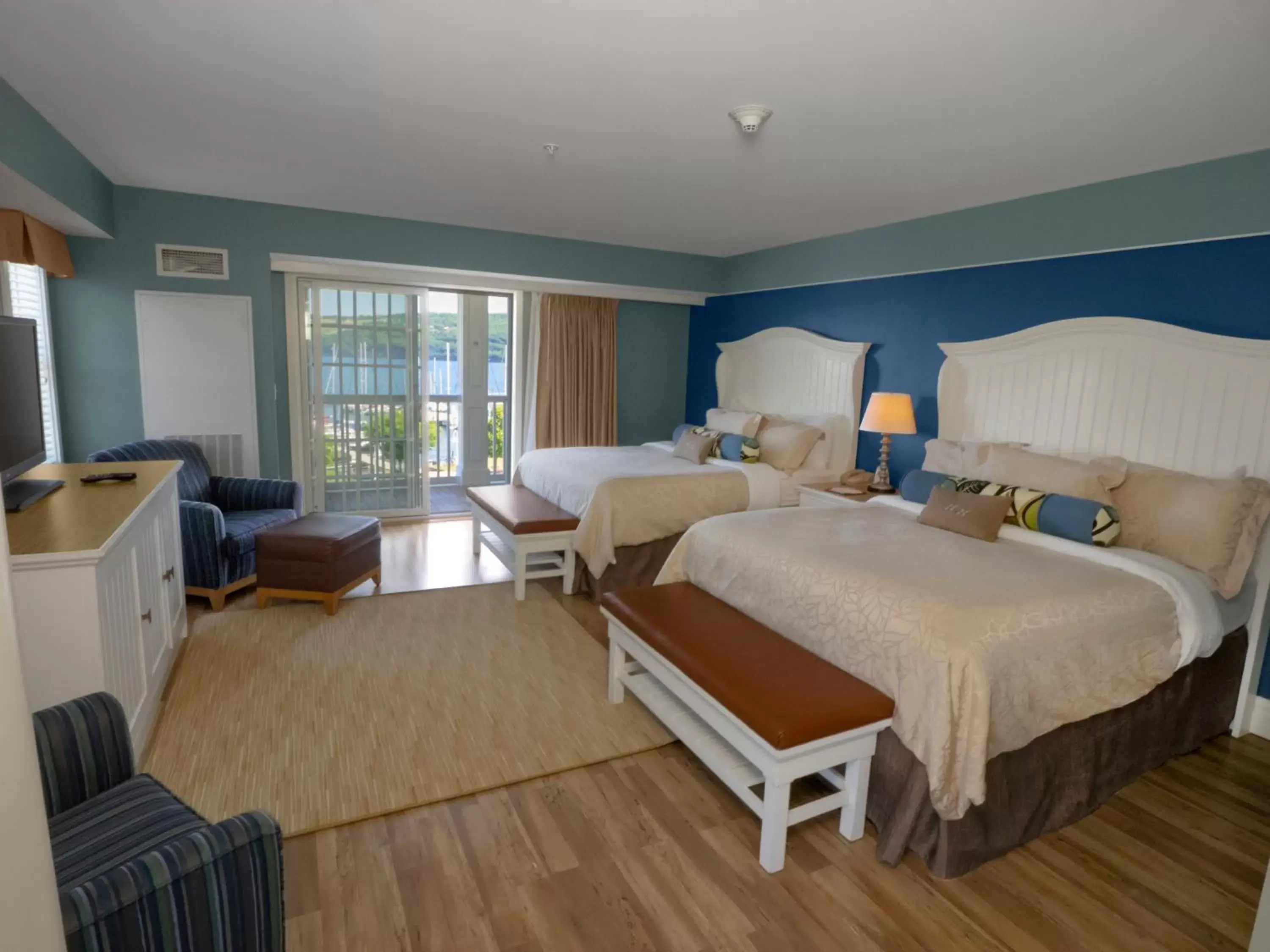Bed in Watkins Glen Harbor Hotel
