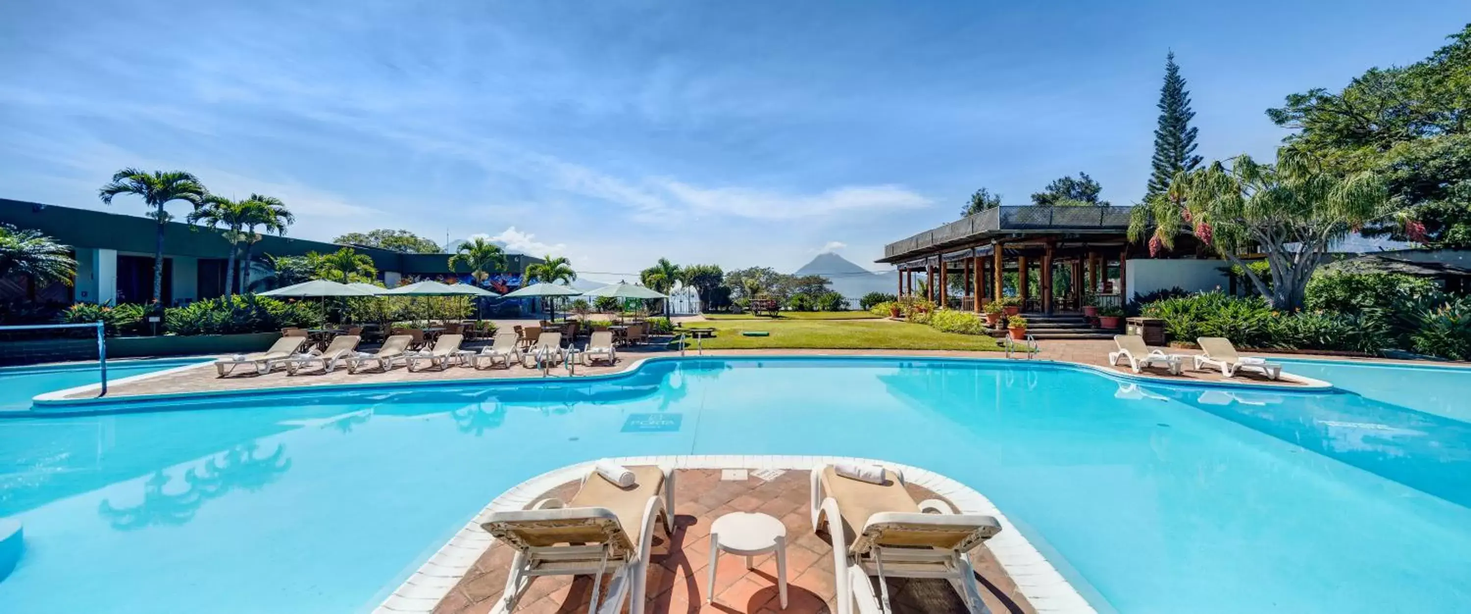 Property building, Swimming Pool in Porta Hotel del Lago