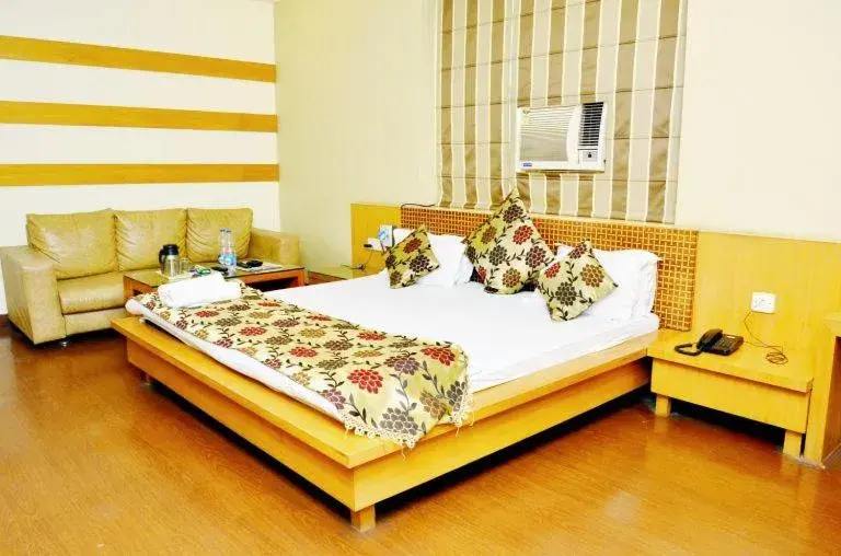 Bed in Hotel Mandakini Plaza