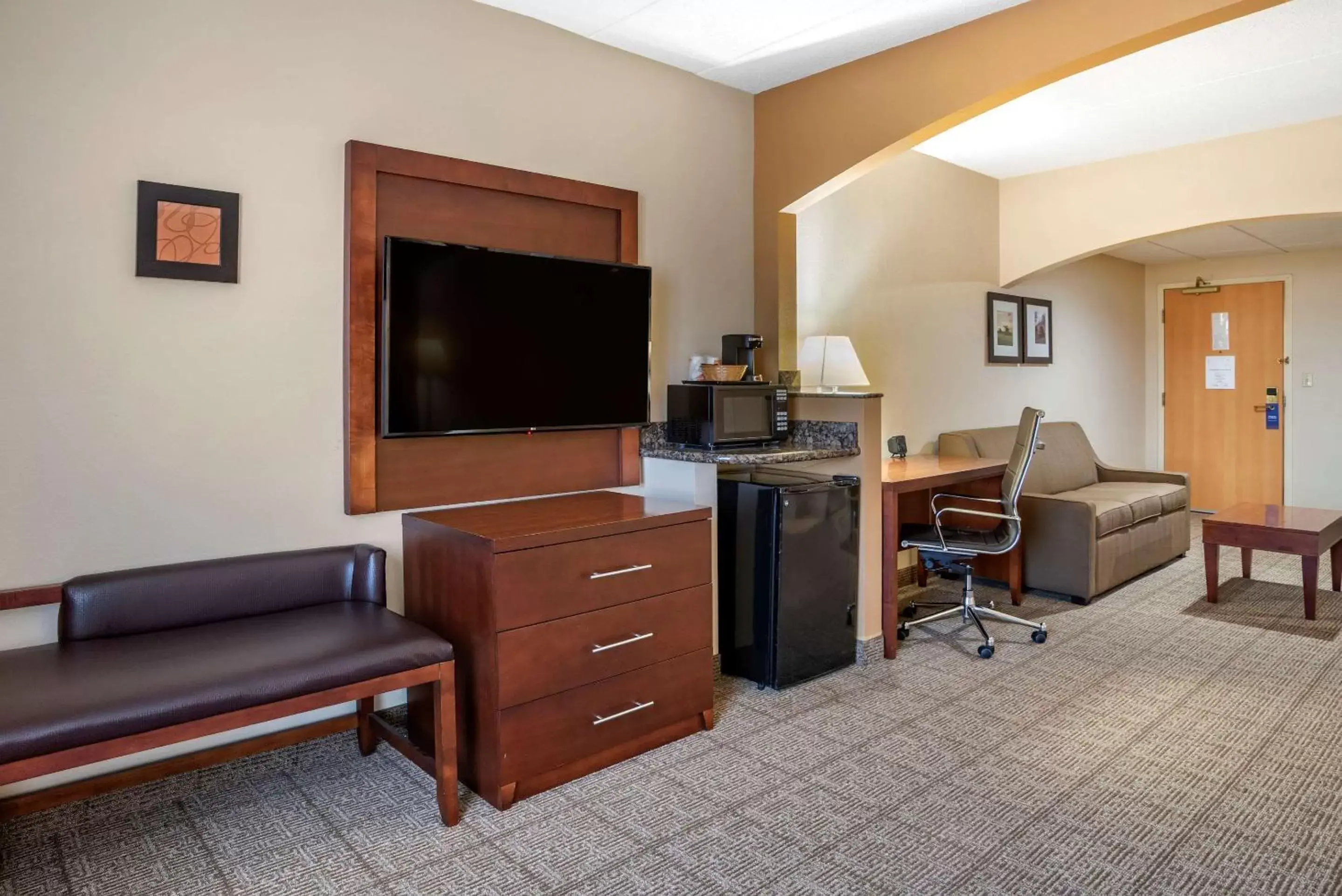 Photo of the whole room, TV/Entertainment Center in Comfort Suites Hagerstown