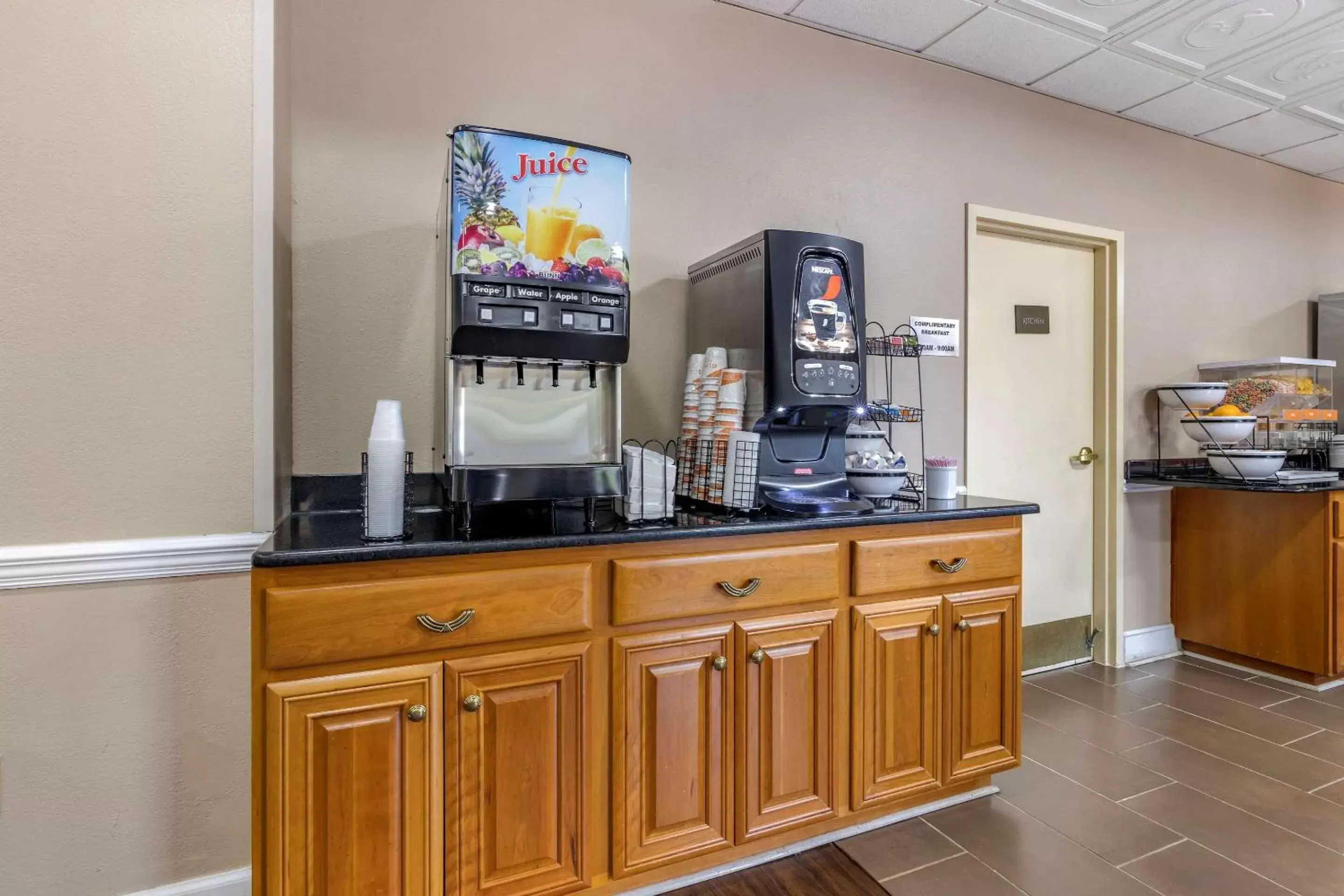 Restaurant/places to eat, Kitchen/Kitchenette in Comfort Inn & Suites Statesboro - University Area