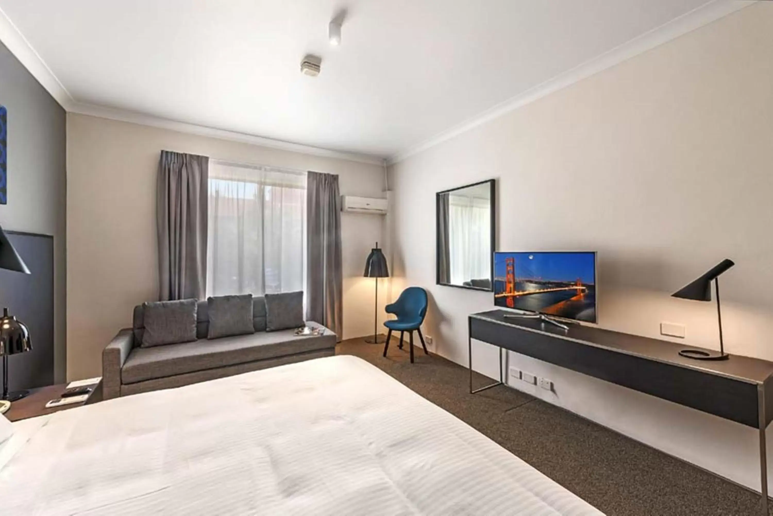 Bed, TV/Entertainment Center in CKS Sydney Airport Hotel