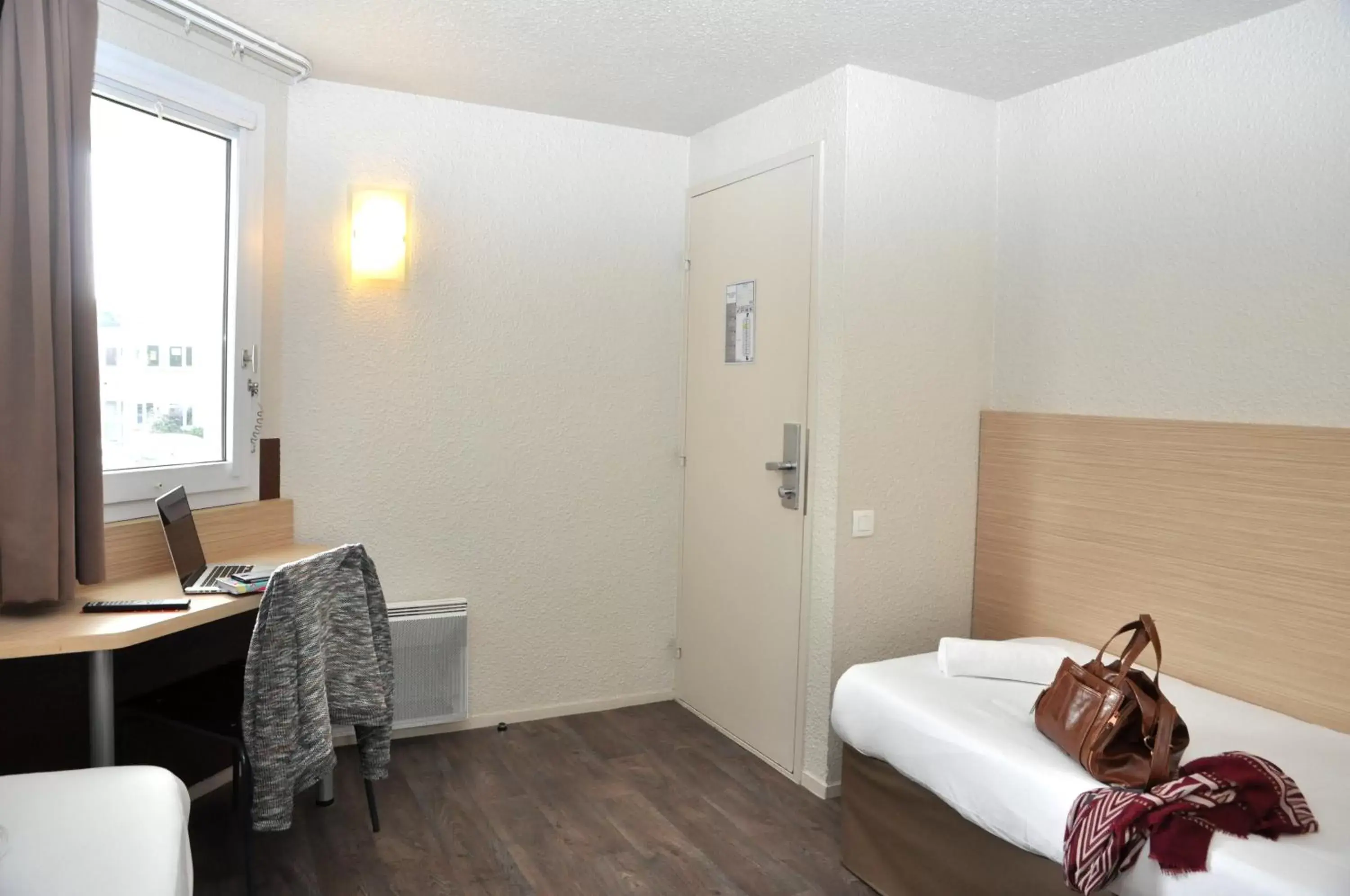 Bed in B Hotel Caen Mondeville