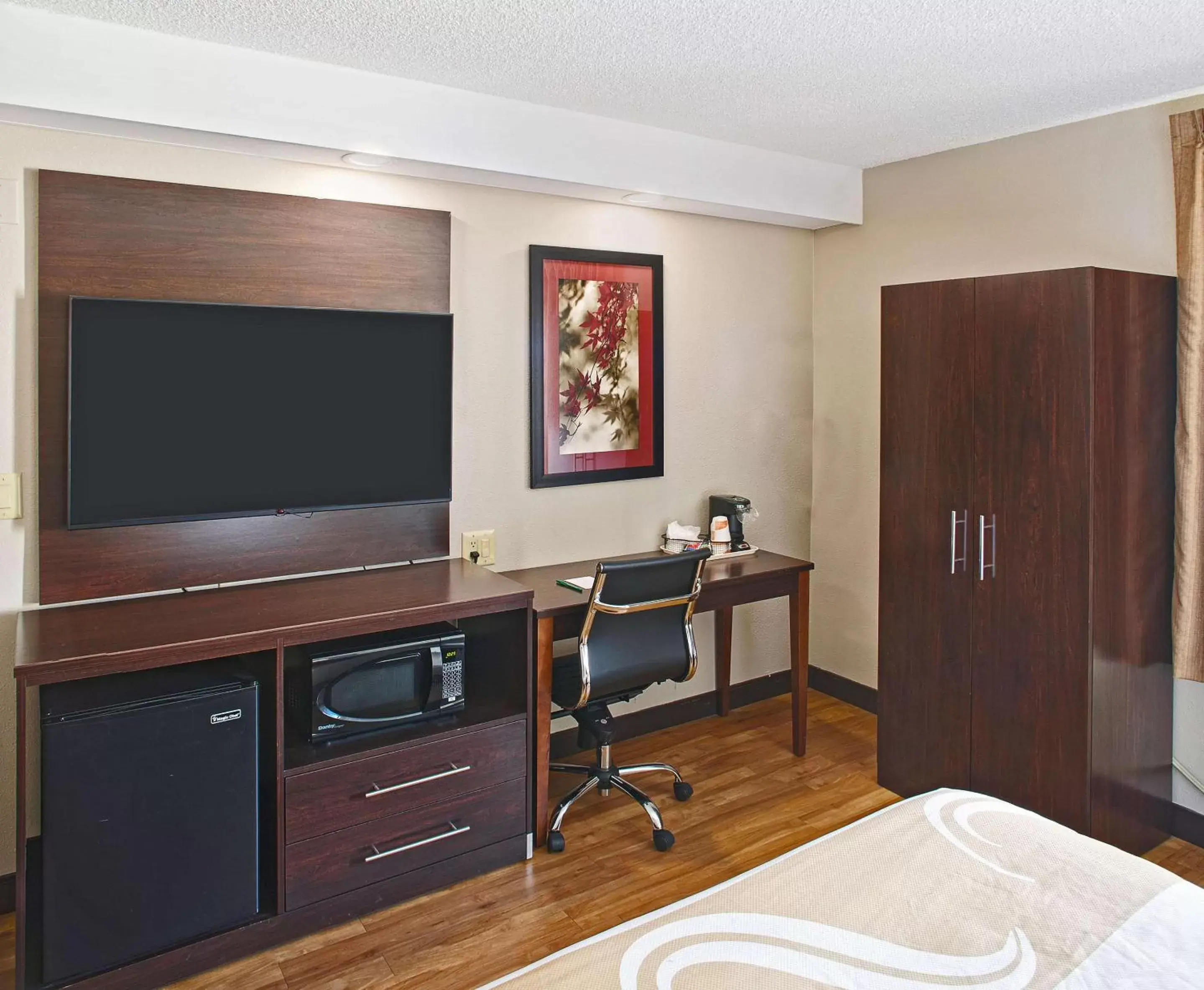 Bedroom, TV/Entertainment Center in Quality Inn Bentonville-Rogers