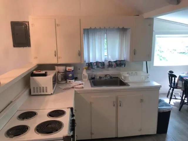 Kitchen or kitchenette, Kitchen/Kitchenette in Herring Run Motel and Tiny Cabins