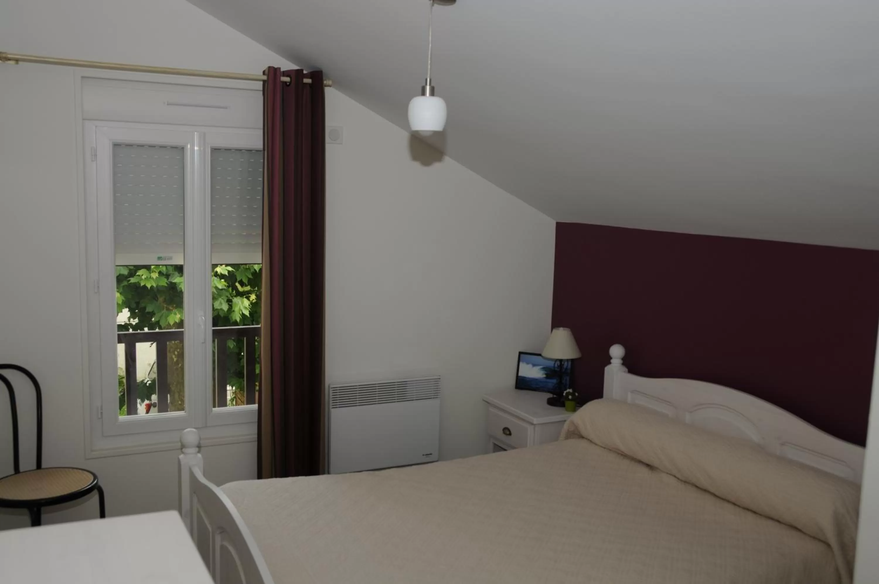 Bed in Hôtel La Cote d'Argent