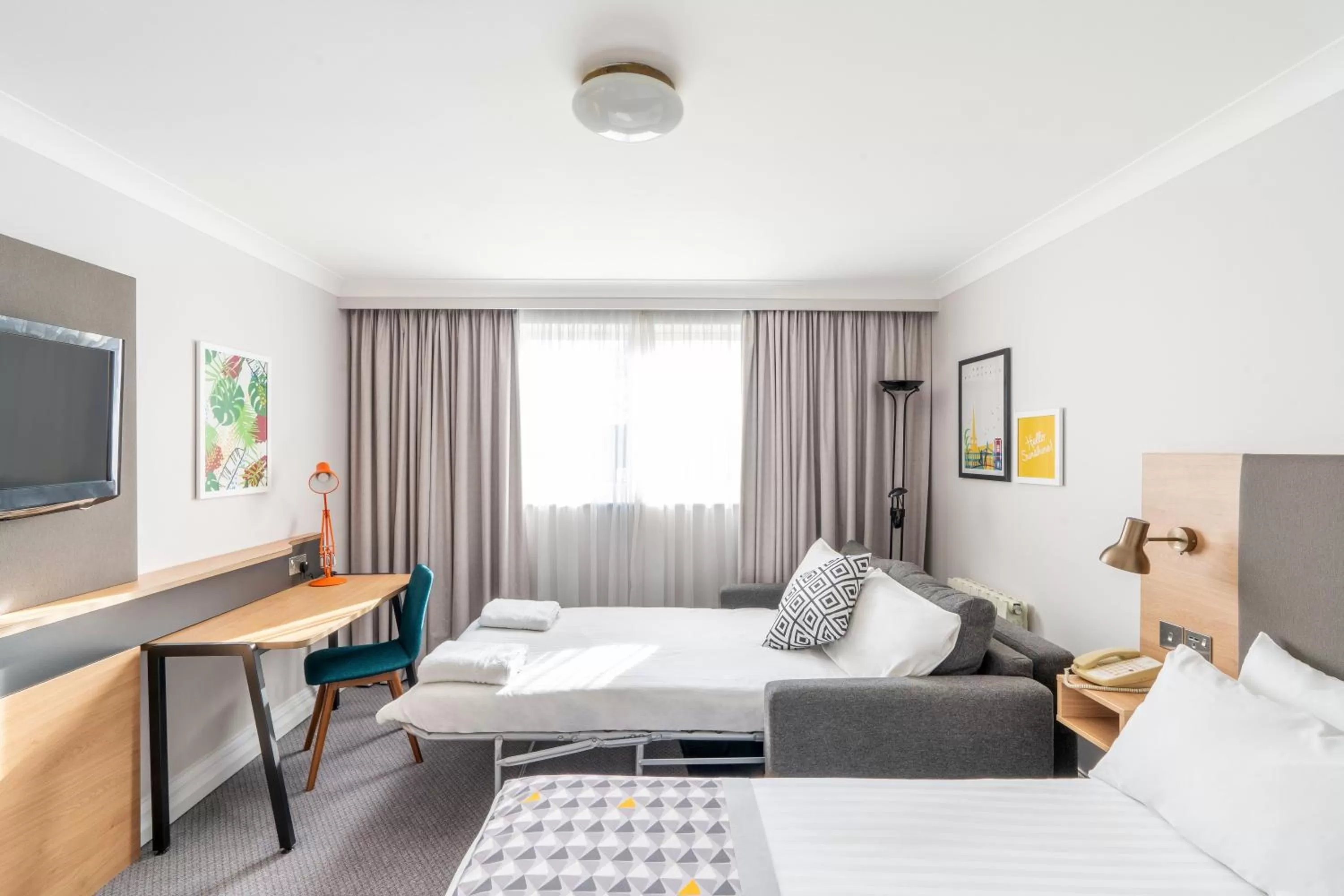 Photo of the whole room, Bed in Holiday Inn Hemel Hempstead M1, Jct. 8 by IHG