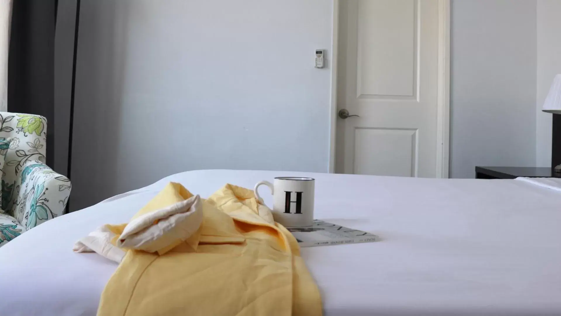 Bed in Hometel Suites Hotel