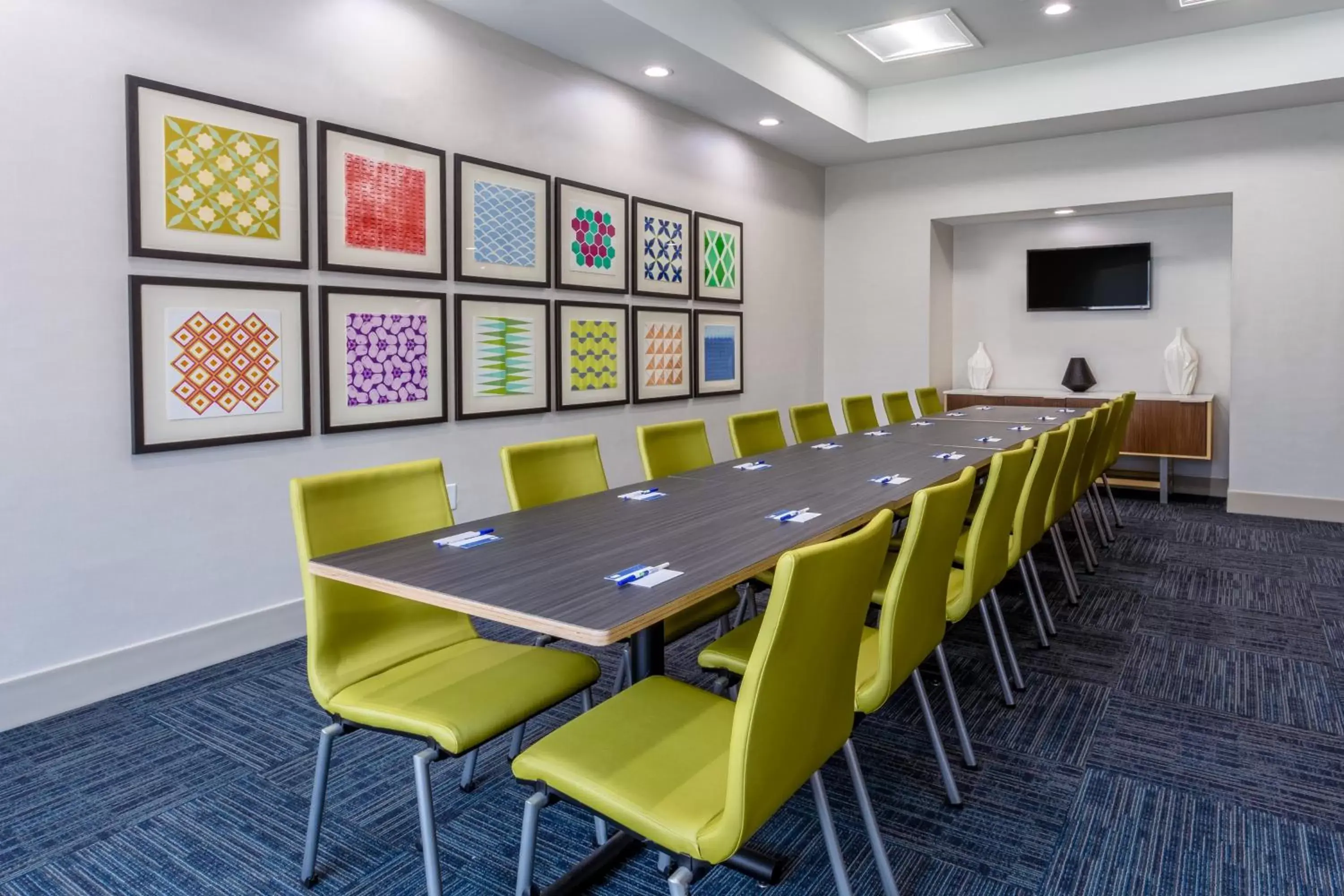 Meeting/conference room in Holiday Inn Express Arrowood, an IHG Hotel