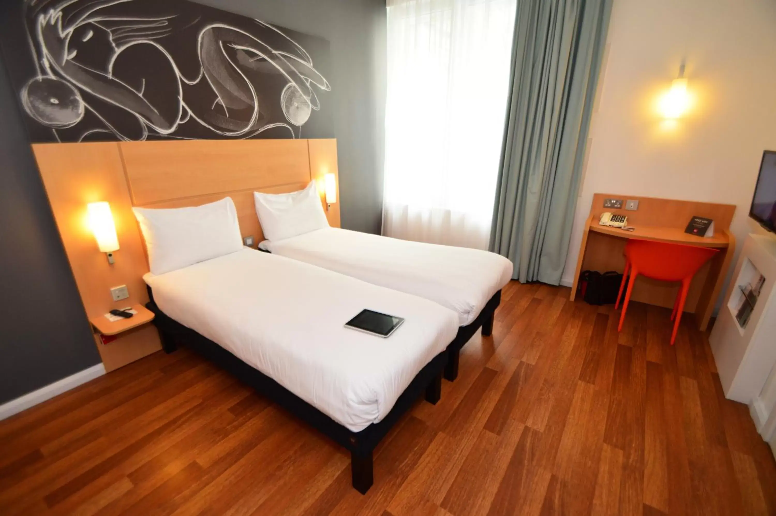 Photo of the whole room, Room Photo in ibis Edinburgh Centre South Bridge – Royal Mile