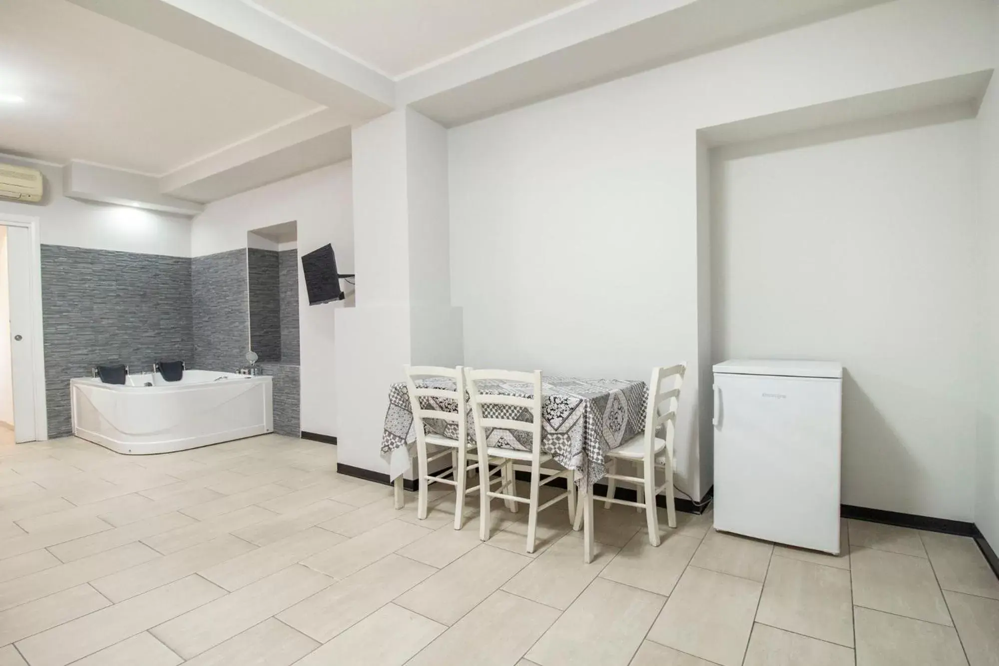 Dining Area in Royal Playa Suite and Apartament