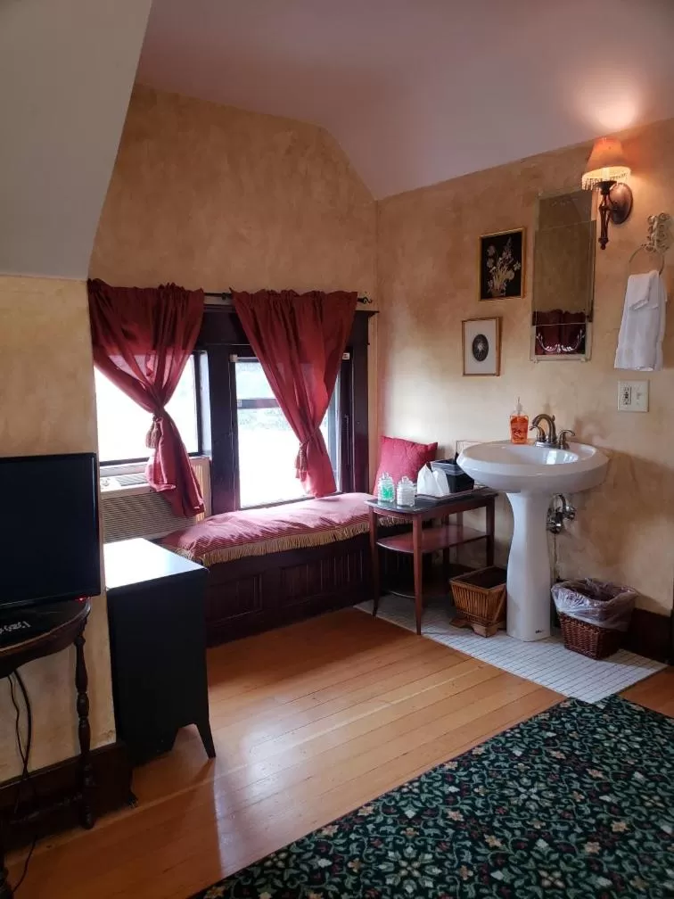 Bed in Greenbriar Inn