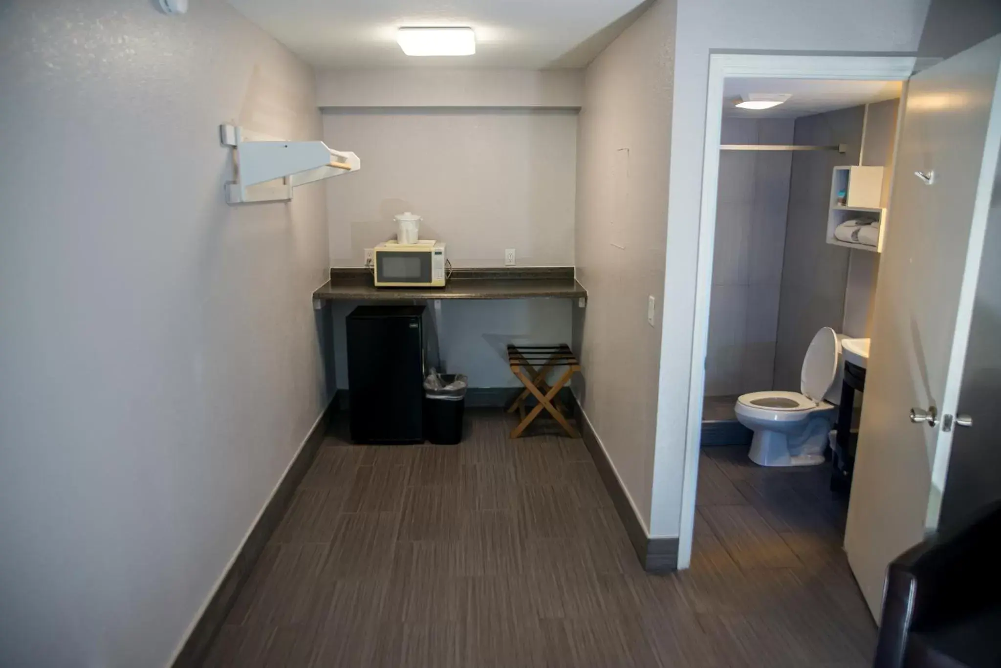 Bedroom, Bathroom in Atlantic Inn