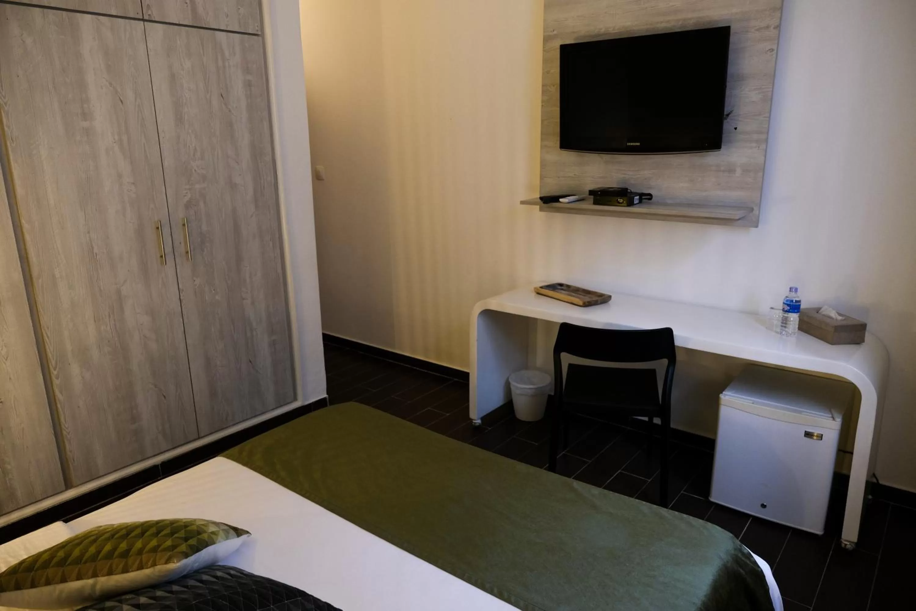 TV and multimedia, Bed in Villa Ayaba