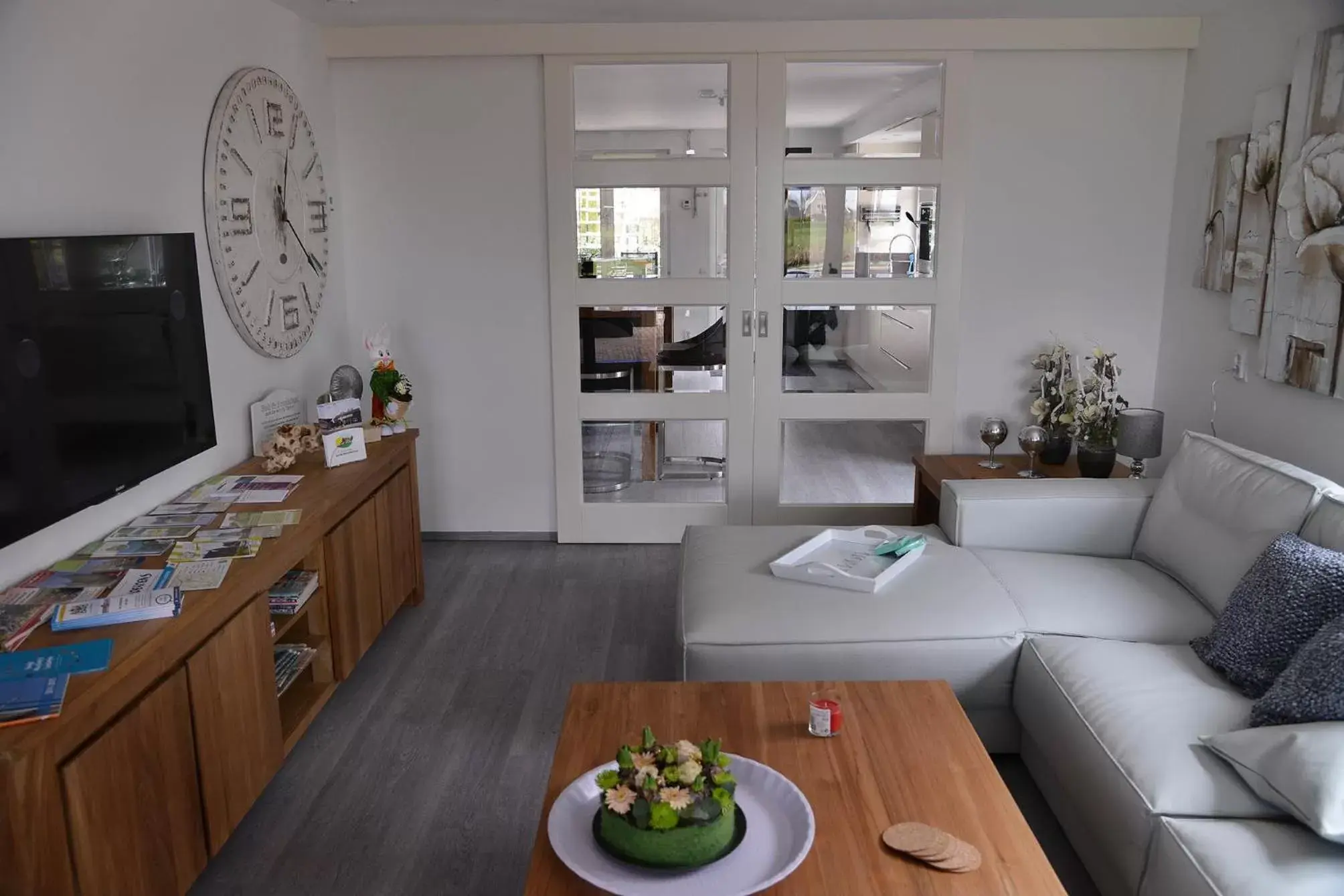 Communal lounge/ TV room in Guest House Aan de Hollandse IJssel
