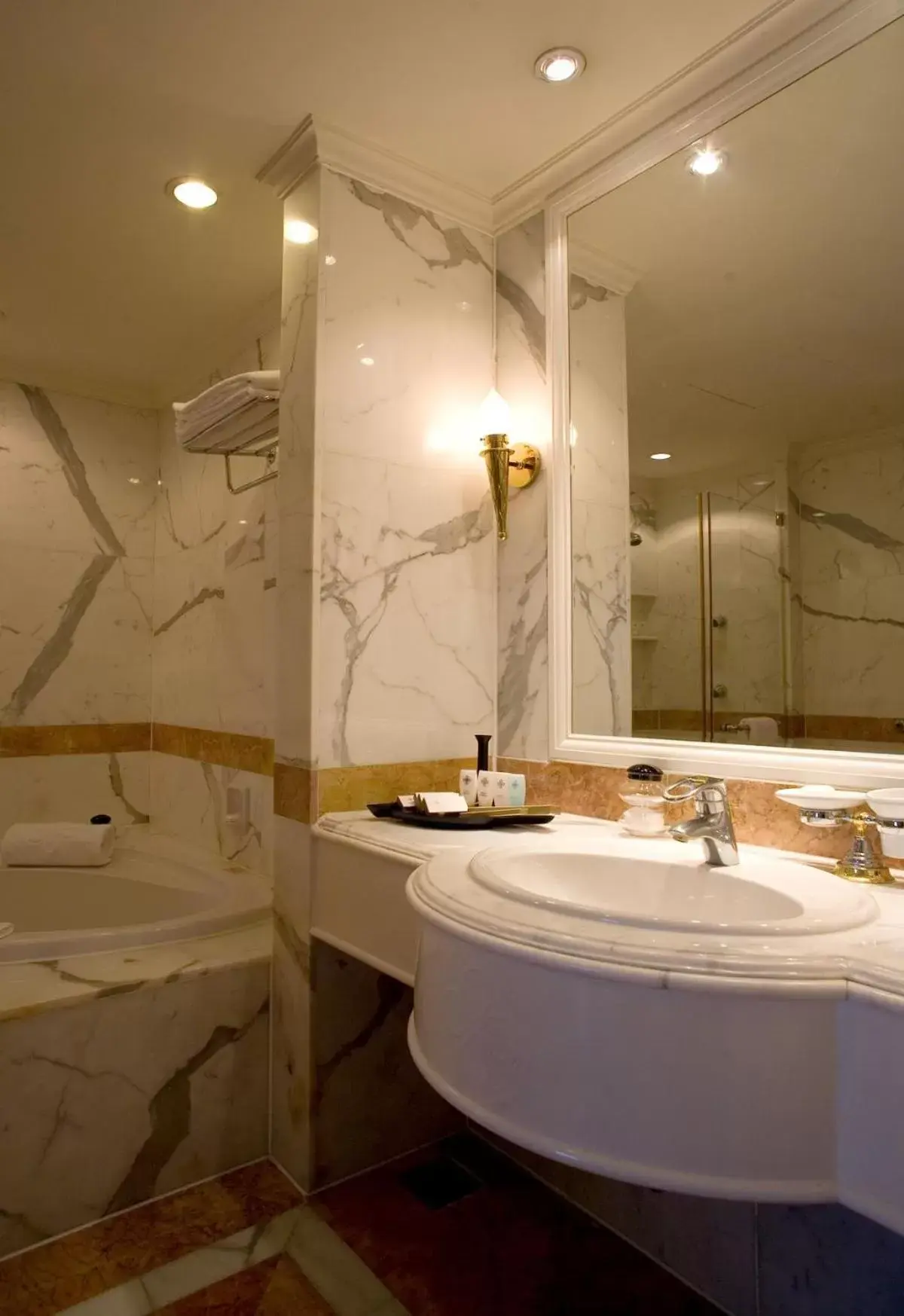 Bathroom in Hanoi Daewoo Hotel
