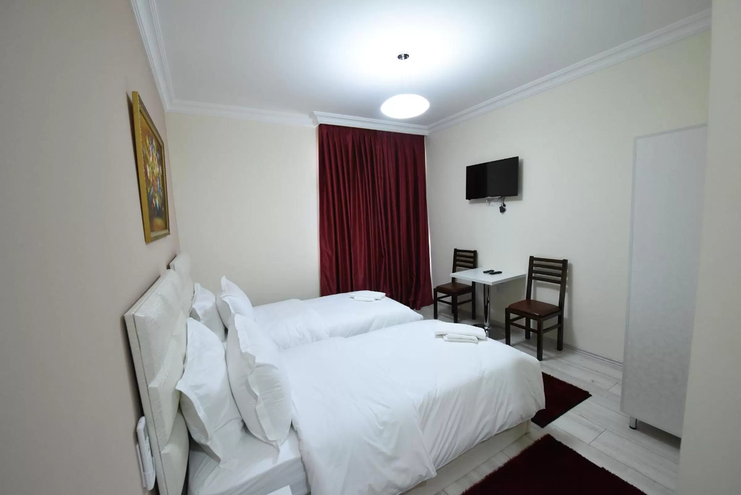 Staff, Bed in Buna Park Hotel