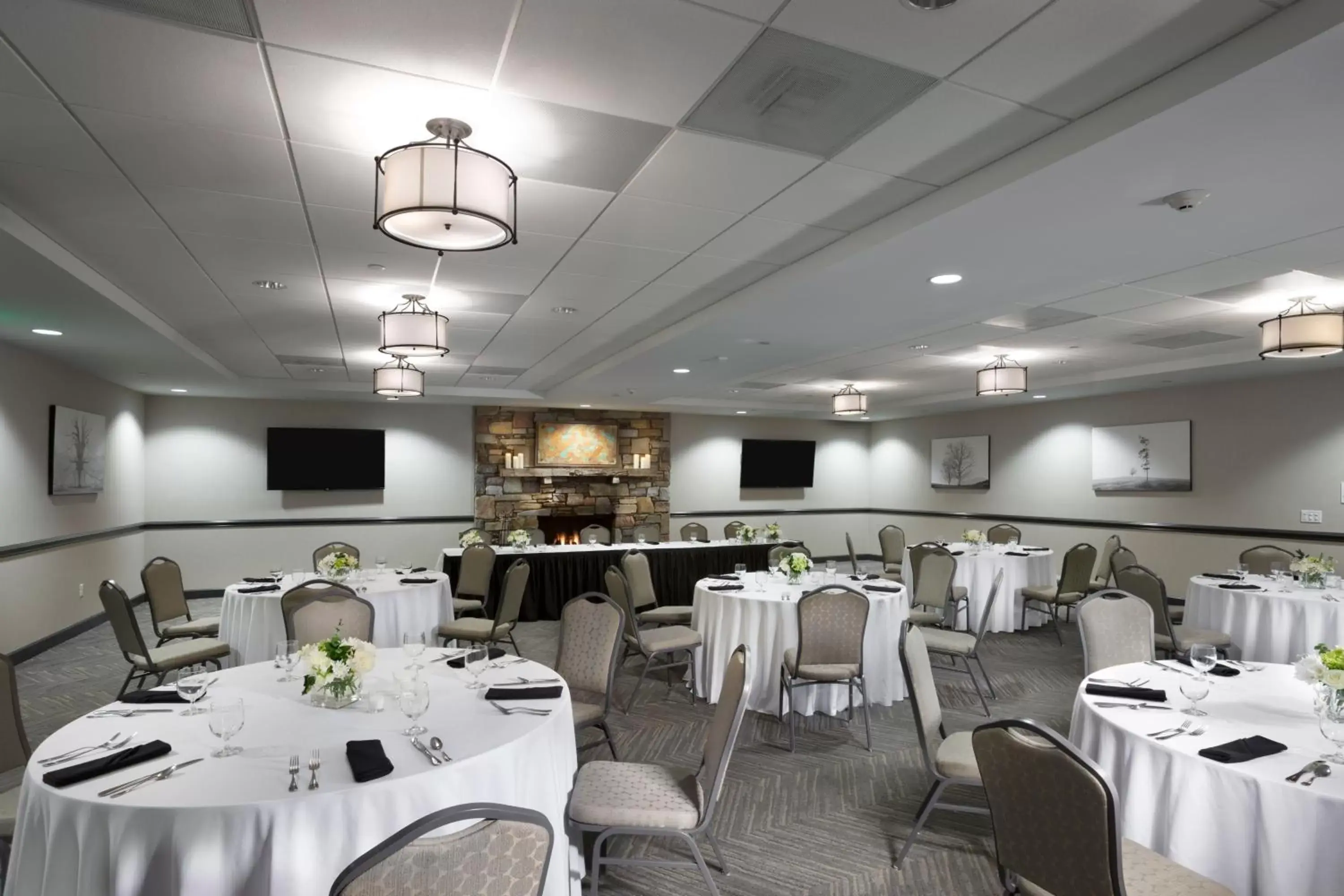 Banquet/Function facilities, Restaurant/Places to Eat in Holiday Inn Asheville East-Blue Ridge Pkwy, an IHG Hotel