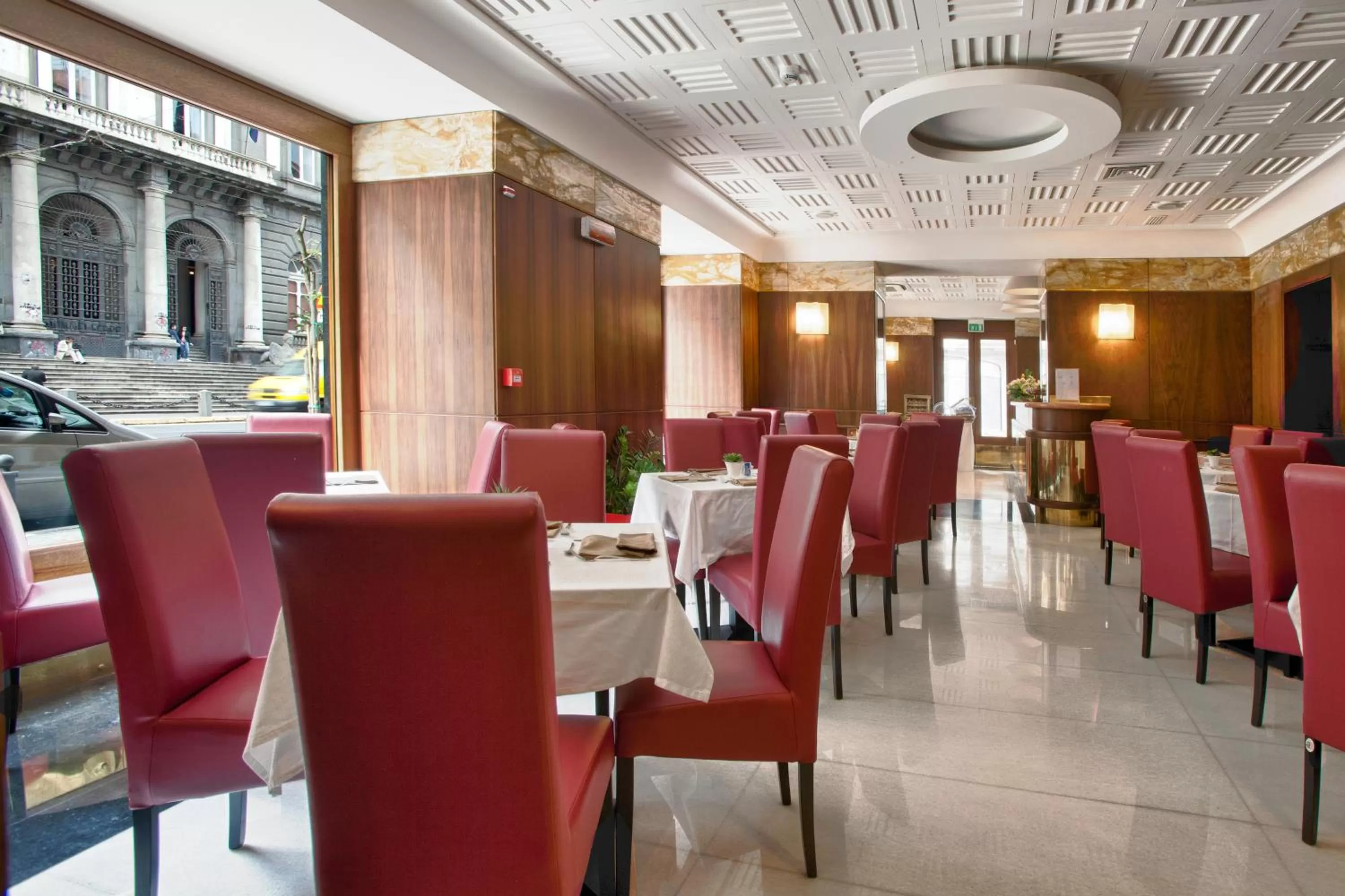 Restaurant/places to eat in Hotel Naples