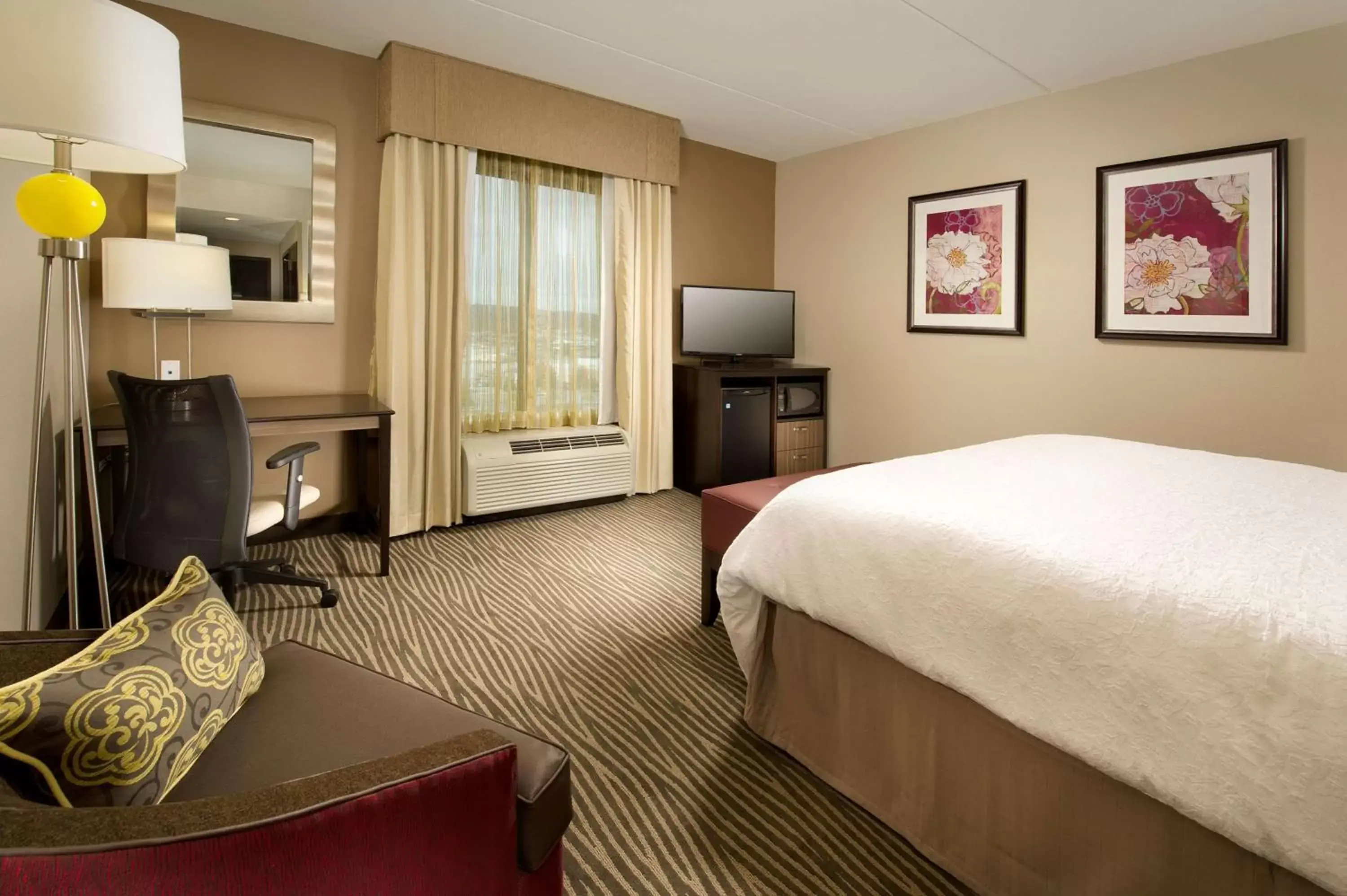 Bedroom, Bed in Hampton Inn & Suites Chattanooga/Hamilton Place