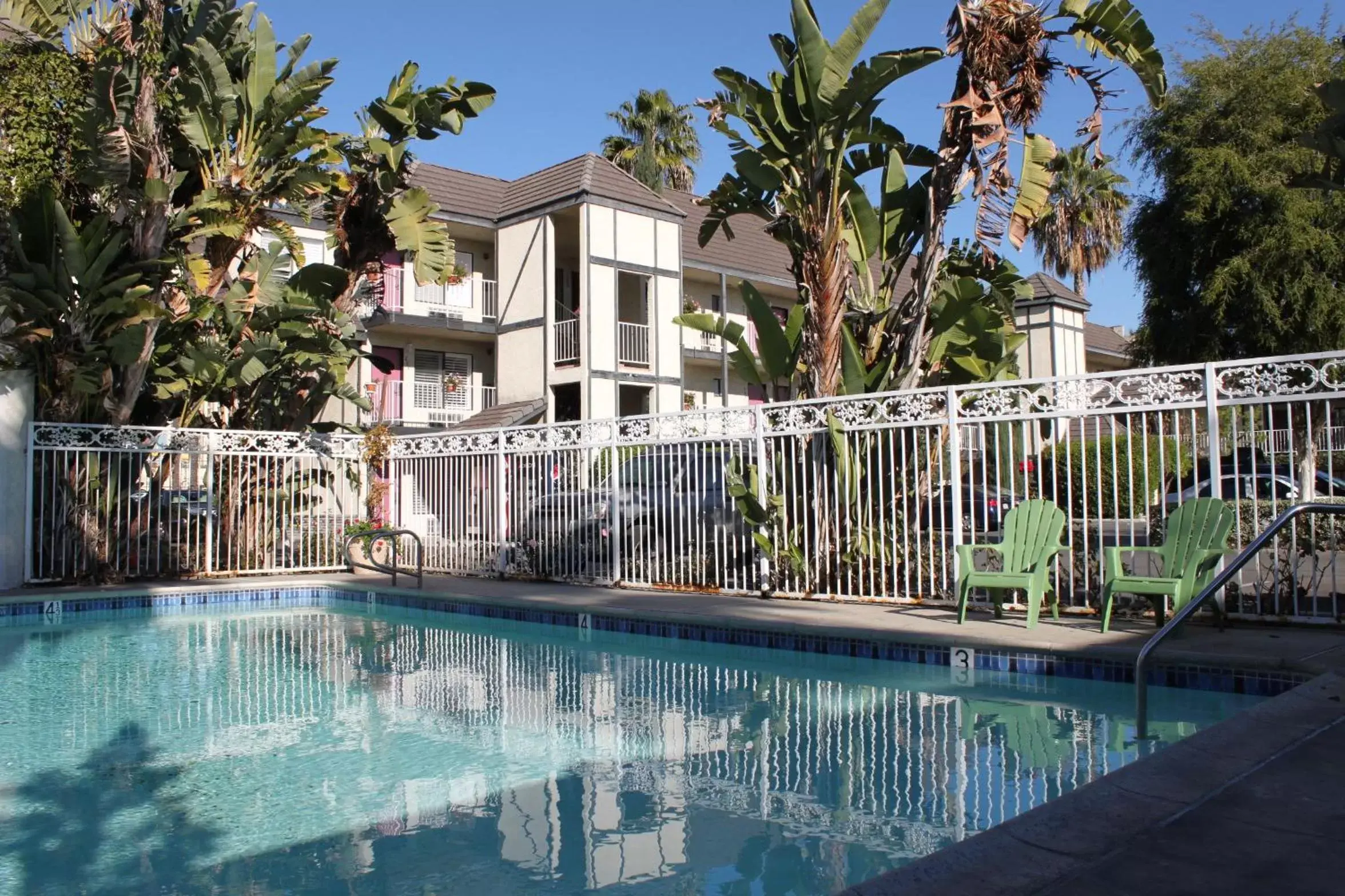 Swimming pool, Property Building in Alamo Inn and Suites - Convention Center