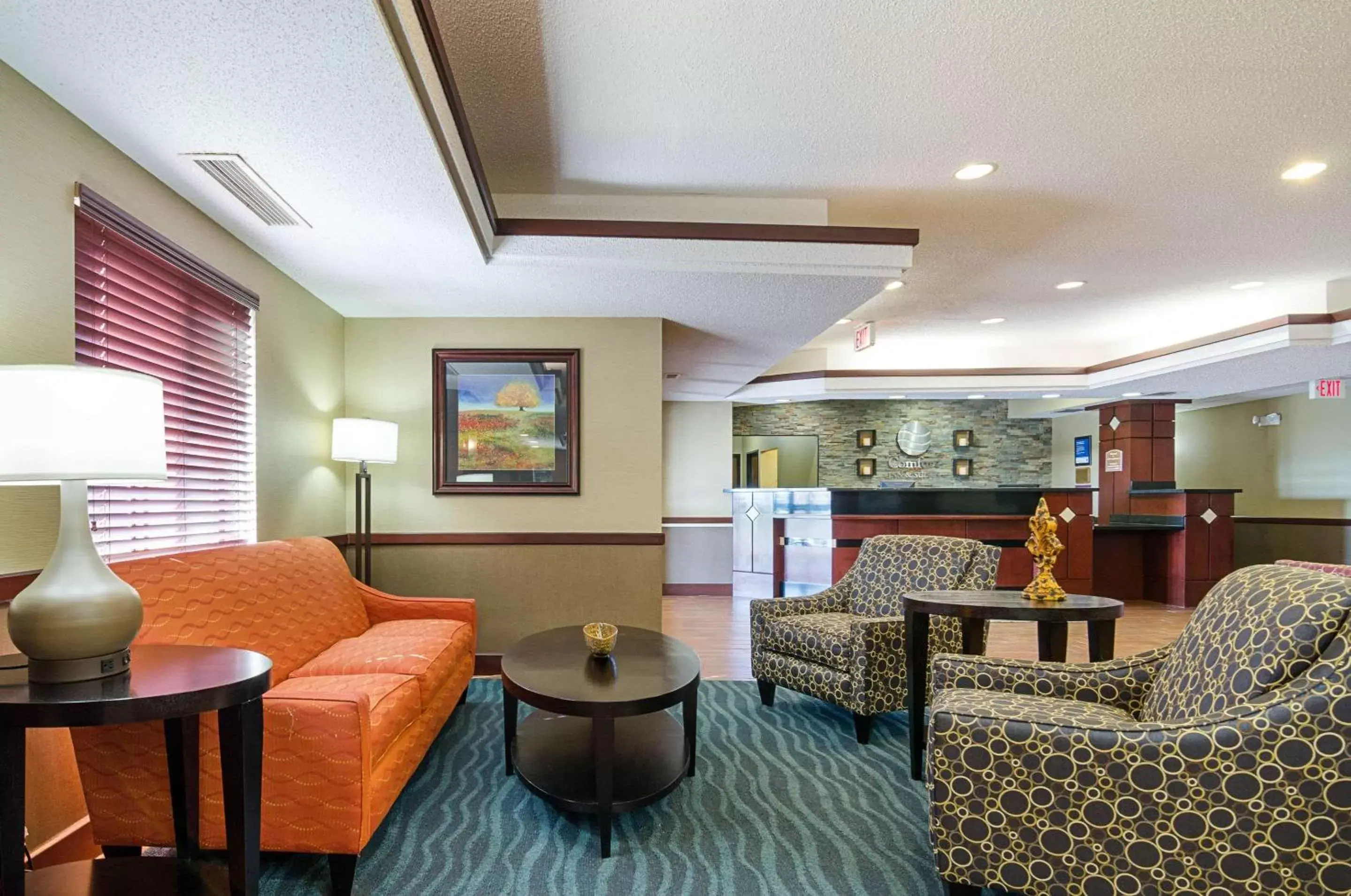 Lobby or reception, Lounge/Bar in Comfort Inn & Suites