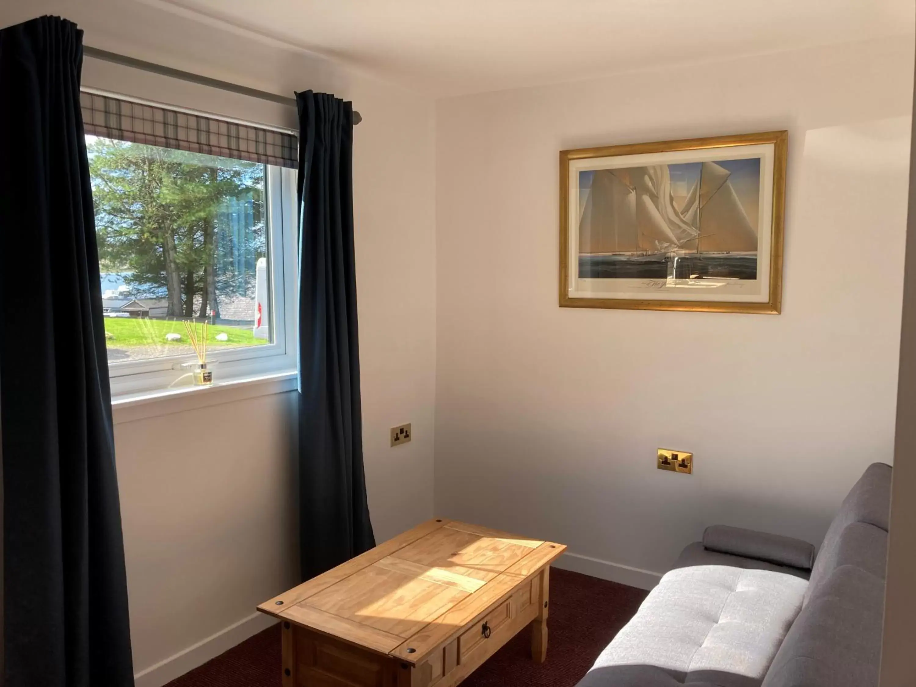 Seating area, Bed in Dunstaffnage Marina Suites and Lodges