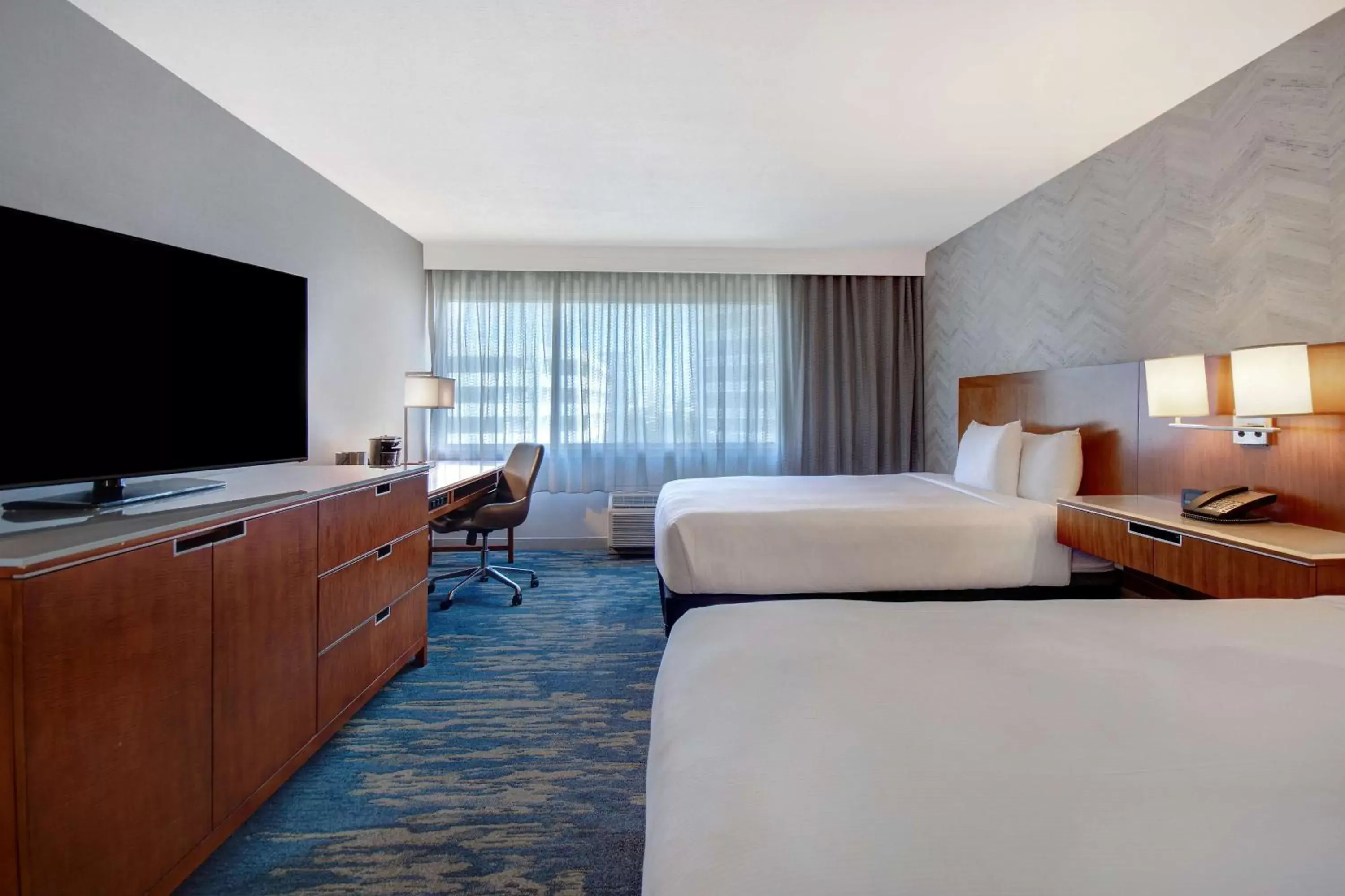 Bedroom, TV/Entertainment Center in DoubleTree by Hilton LAX - El Segundo