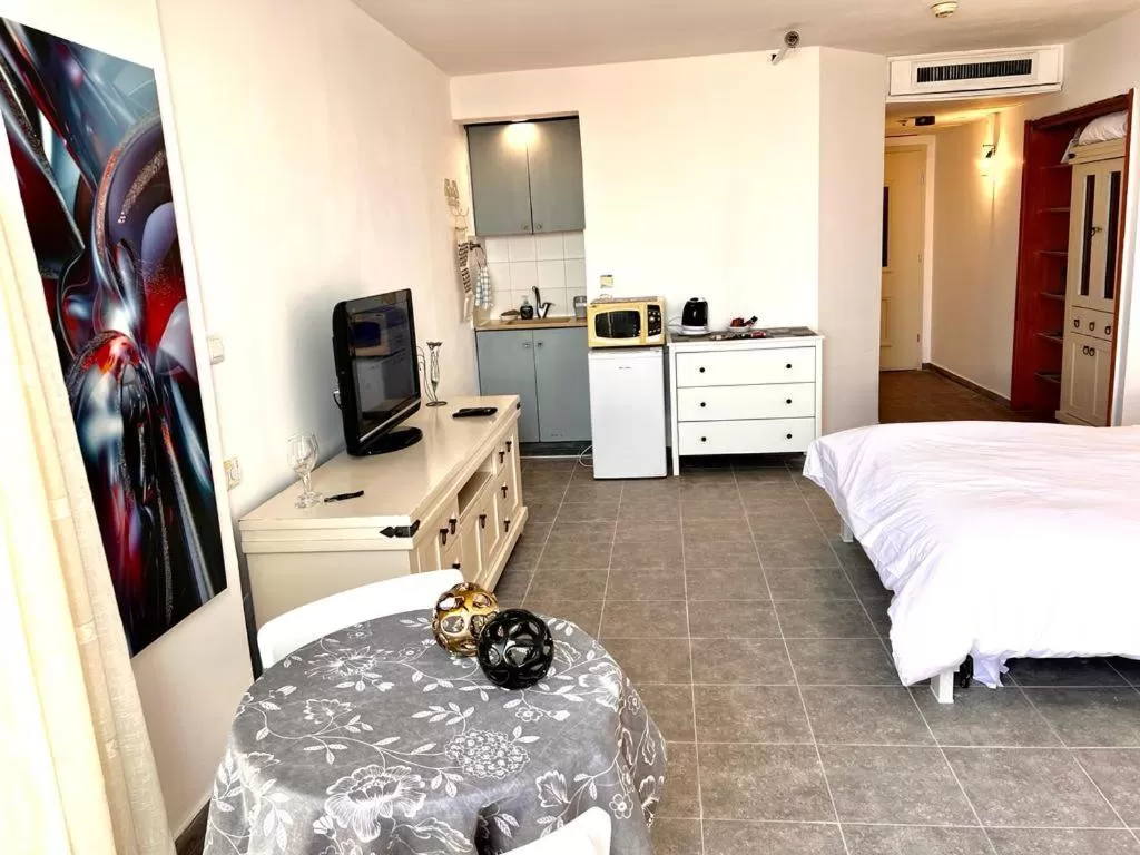 Dining area, Bed in Raphael Apartments