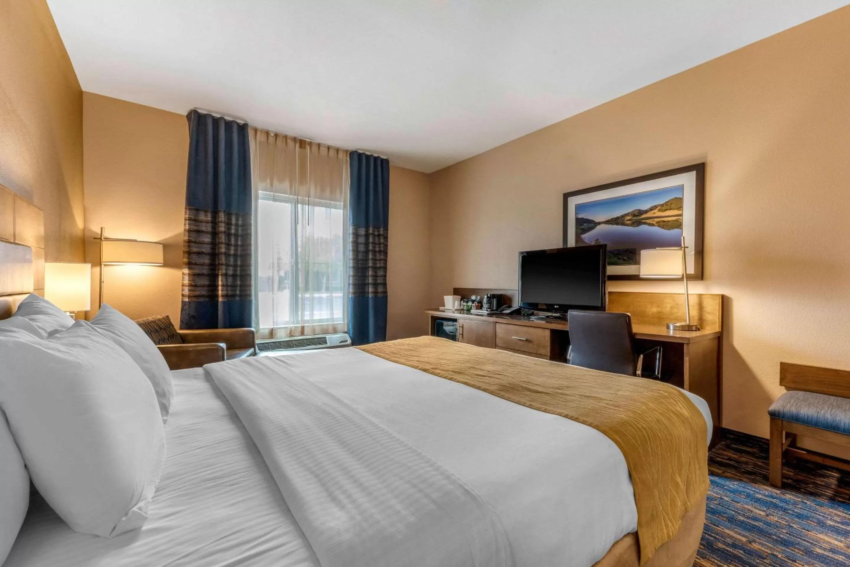 Photo of the whole room, Bed in Comfort Inn South San Jose - Morgan Hill