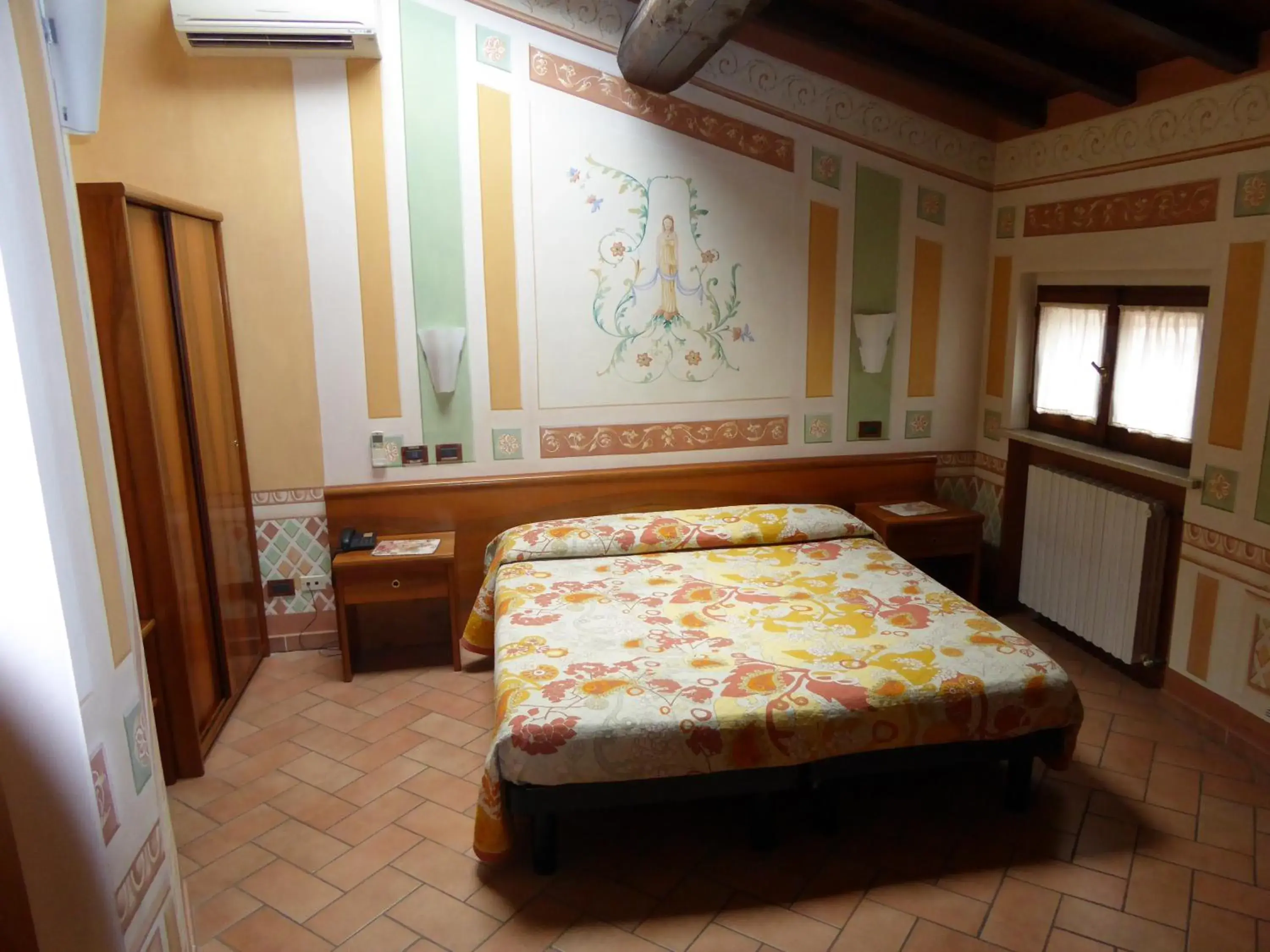 Photo of the whole room, Bed in Albergo Giulia Gonzaga