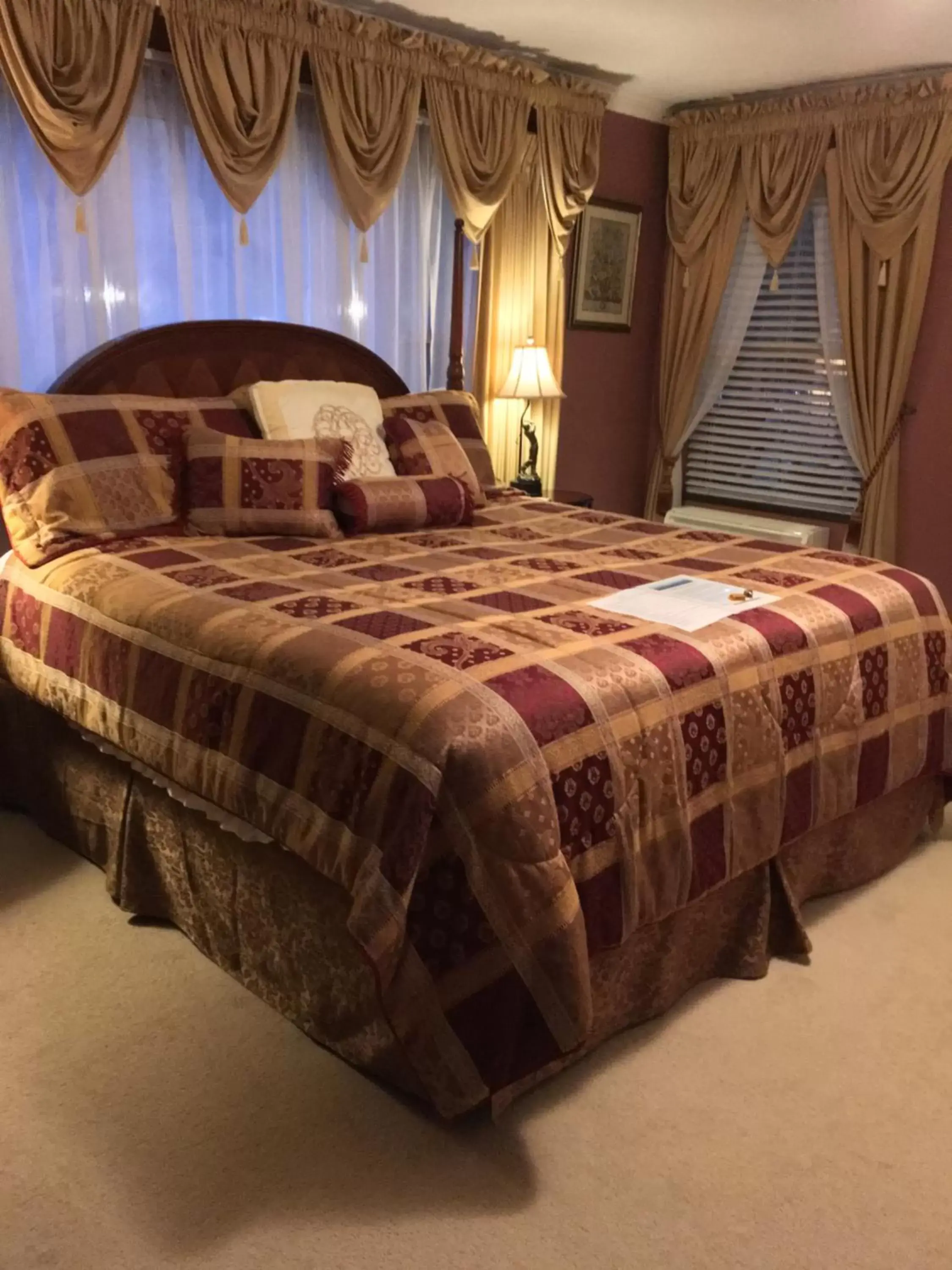 Bed in Brookside Mountain Mist Inn