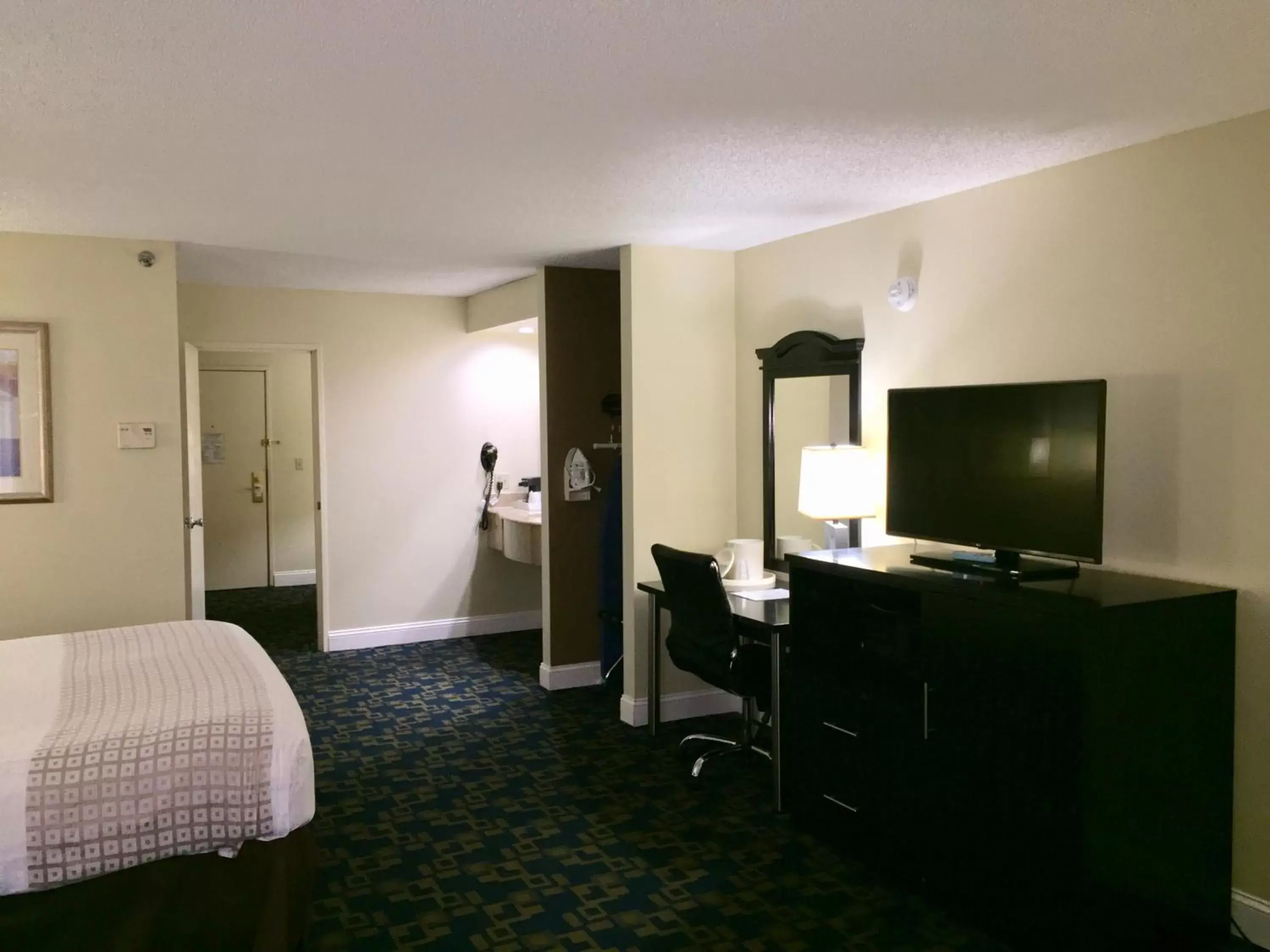 Bed, TV/Entertainment Center in Best Western Southside Hotel & Suites